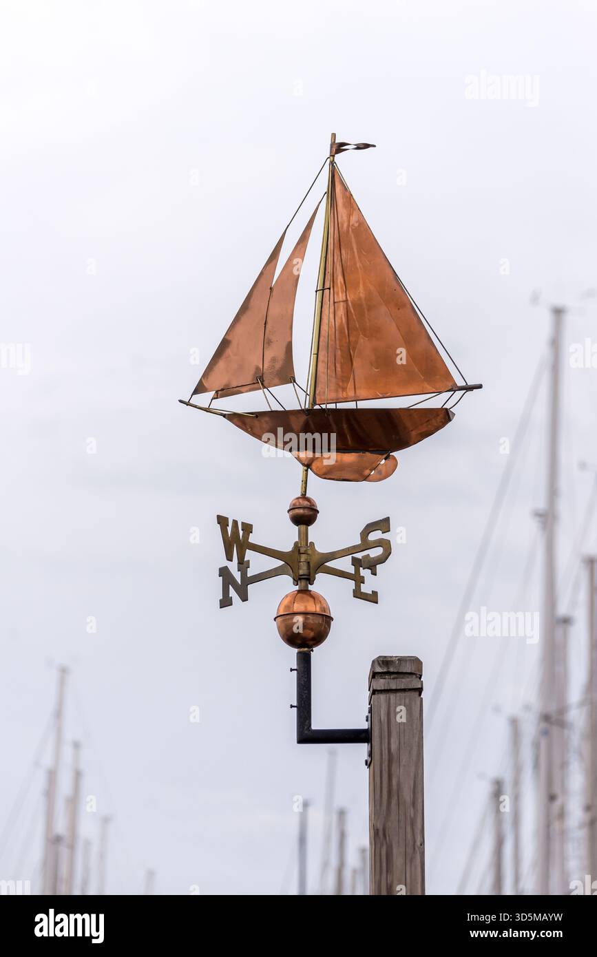 Girouette de voilier sur un fond clair. Banque D'Images