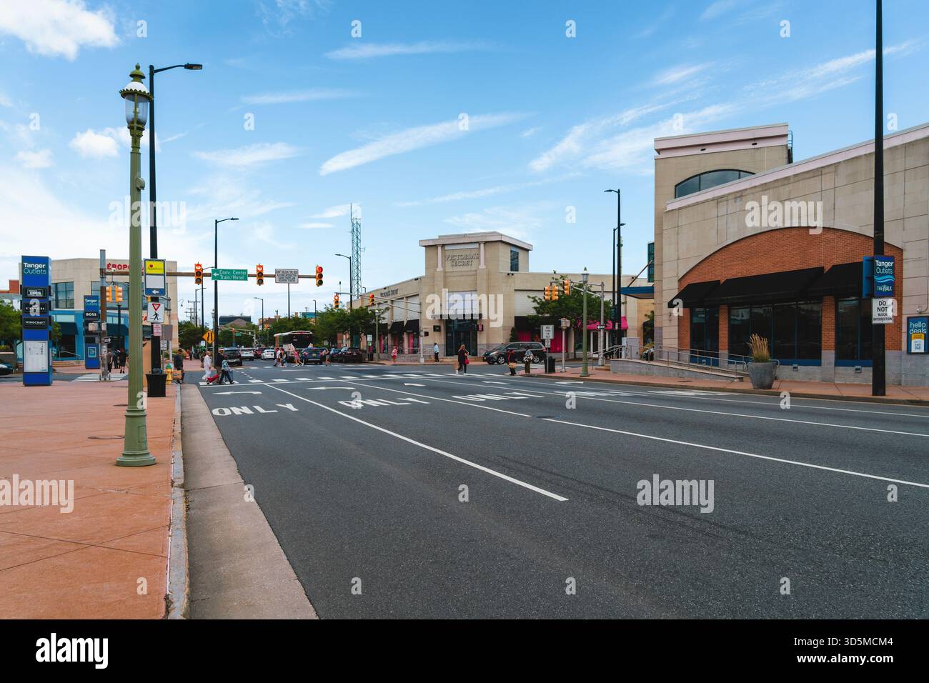 Atlantic City, NJ - 26 août 2025 : scène de rue Atlantic City Downtown montrant les voies de circulation, les devantures de magasins, les piétons et les infrastructures de transport en commun Banque D'Images