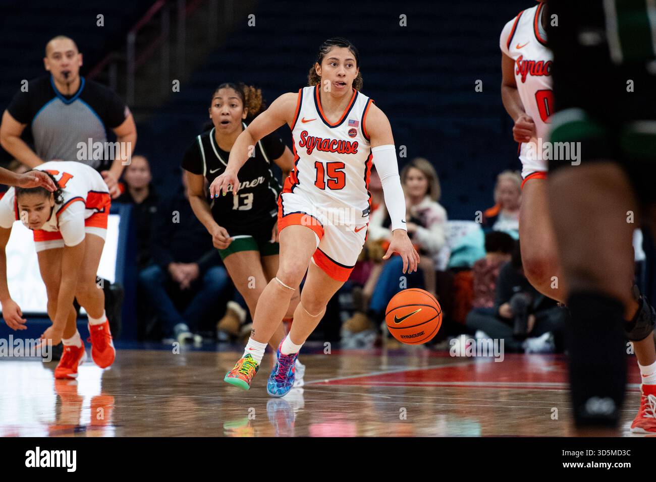 SYRACUSE, NY - NOVEMBER 16: Guard Angelica Velez #15 of the Syracuse Orange dribbles the ball during the second half of play of a women's college basketball game between the Wagner Seahawks and the Syracuse Orange on November 16, 2025, at the JMA Wireless Dome in Syracuse, NY. Syracuse Orange win over Wagner Seahawks 78-29 (Photo by Orry Perce/Icon Sportswire) (Icon Sportswire via AP Images) Banque D'Images