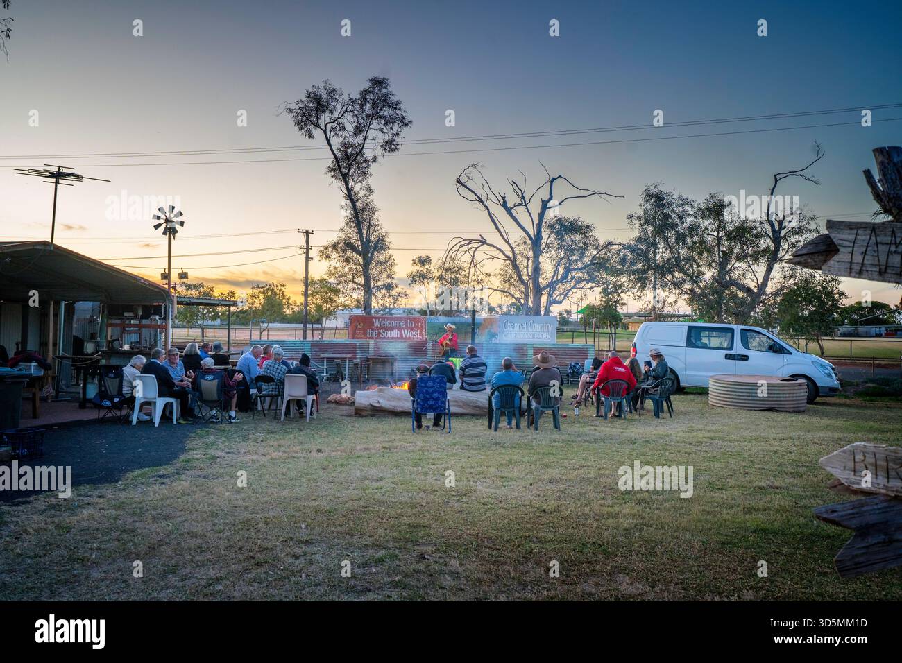 Les caravanes se sont rassemblées autour d'un feu de camp avec un musicien qui a offert le divertissement Happy Hour Quilpie, Queensland, Australie Banque D'Images