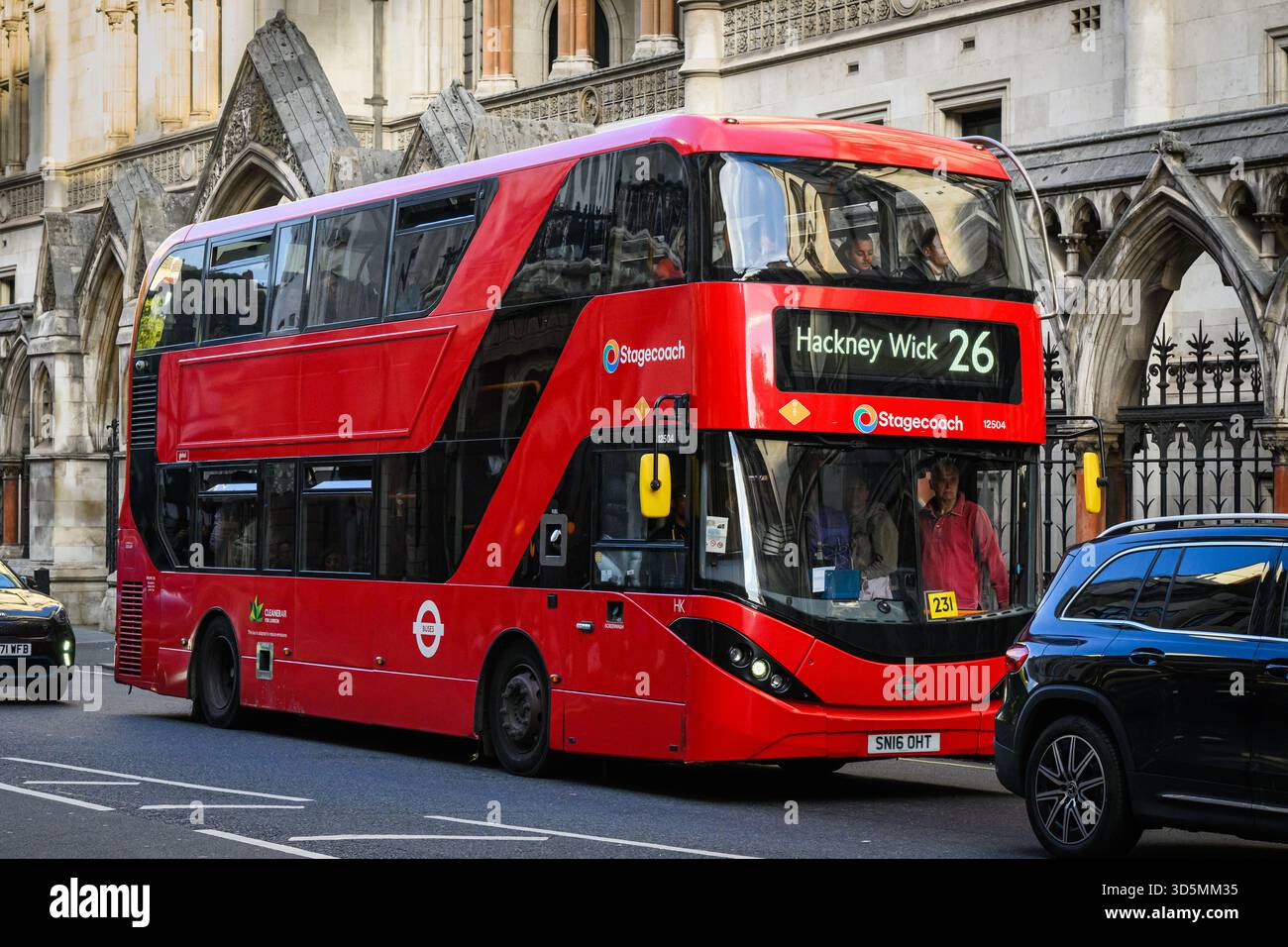 Londres, Royaume-Uni - 10 septembre 2025 ; bus à impériale rouge Stagecoach en circulation sur le Strand dans le centre de Londres Banque D'Images