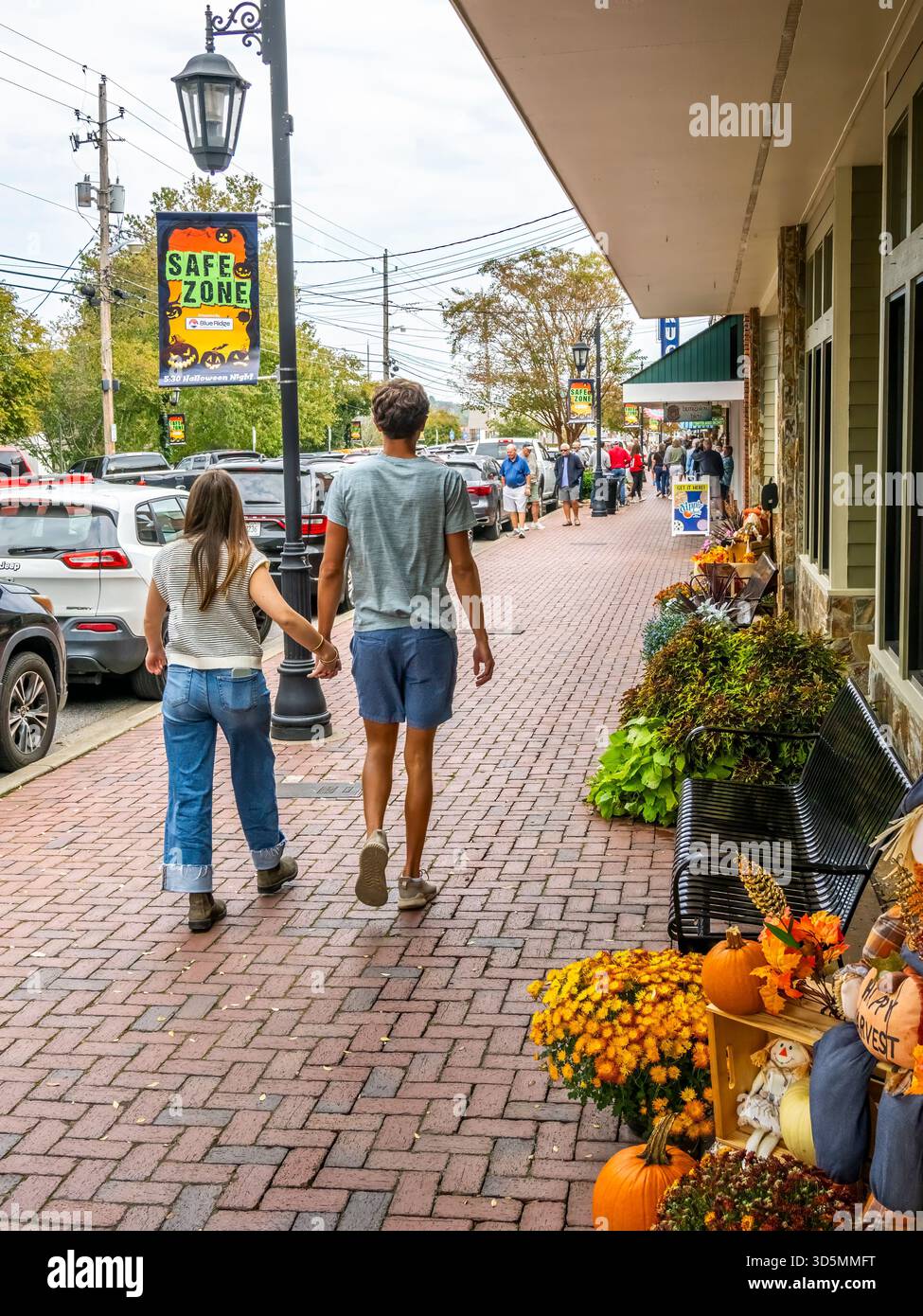 Couple marchant sur East main Street dans la ville de Blue Ridge, Géorgie États-Unis Banque D'Images