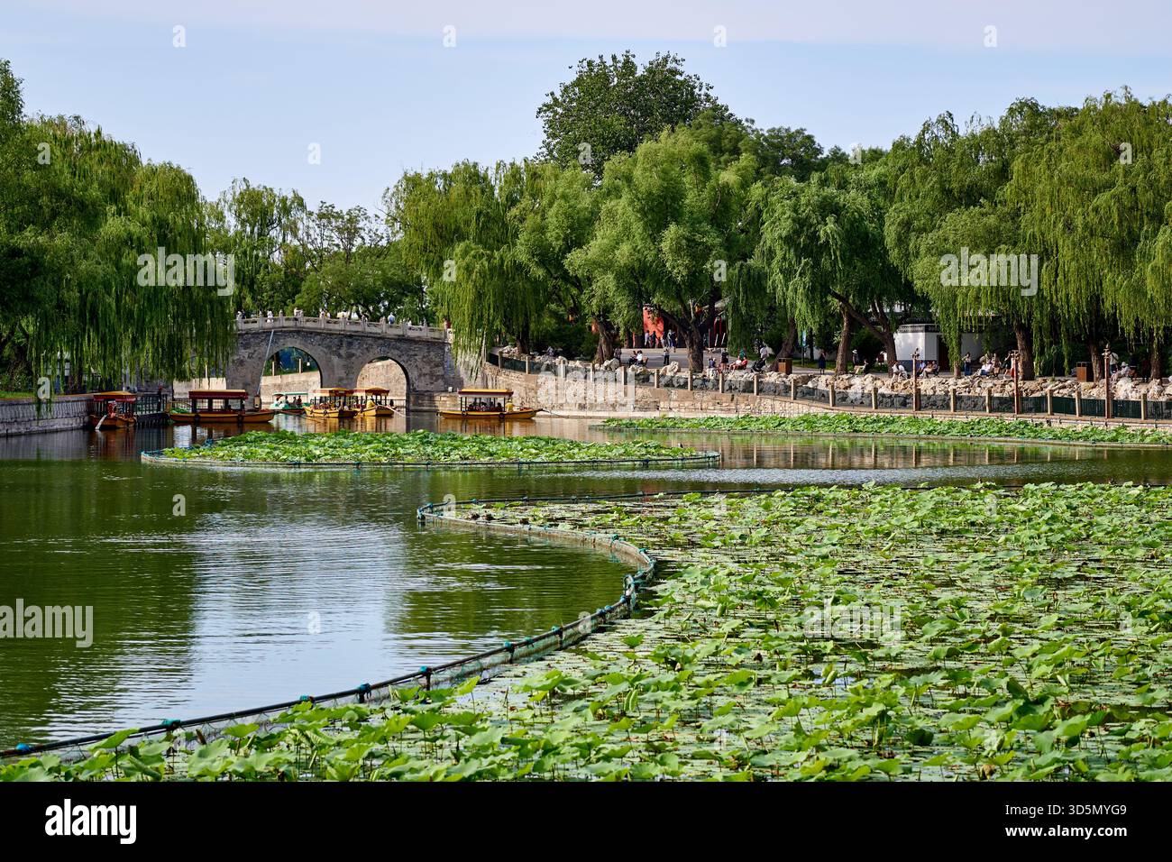 Pont de Zhishan sur le canal à l'est du stupa tibétain Dagoba blanc sur l'îlot fleuri de Jade dans le parc Beihai, Pékin Banque D'Images