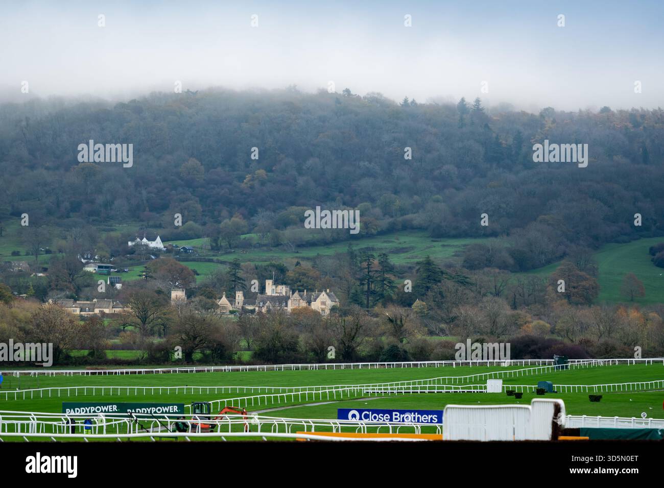 Cleeve Hill est obscurcie par des nuages bas et de la brume avant de courir à Cheltenham, le 15/11/25. Crédit JTW Equine images / Alamy. Banque D'Images