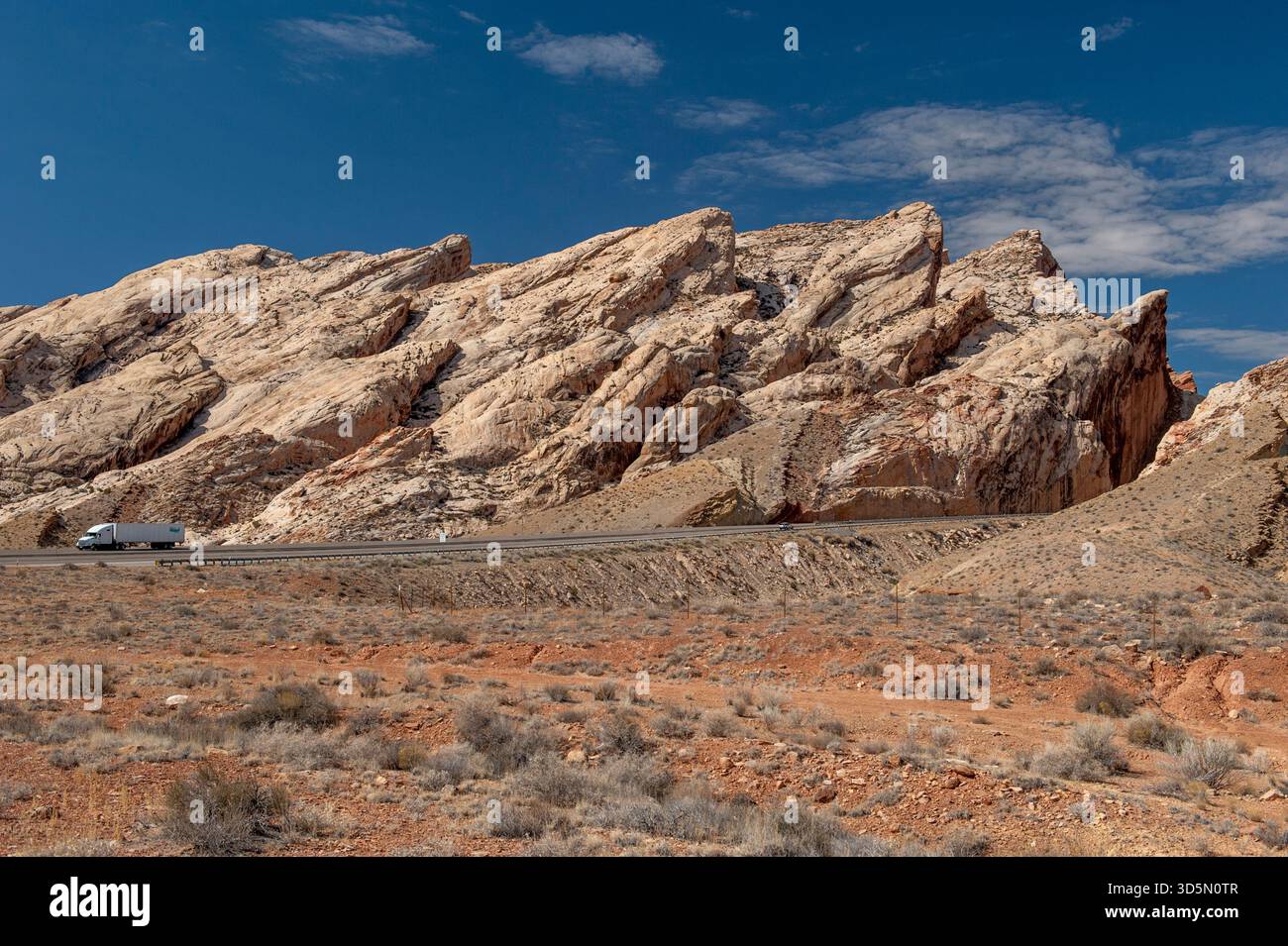 Un semi-camion en direction de l'est fait la descente de la houle de San Rafael à travers le récif de San Rafael sur l'Interstate 70 dans le centre-est de l'Utah Banque D'Images