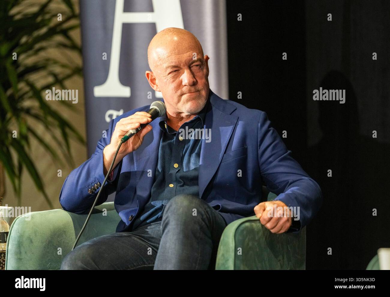 Austin Texas USA, 15 novembre 2025 : le rédacteur de l'Atlantic MARK LIEBOVICH interviewe l'ancien membre du Congrès américain et candidat au Sénat Beto O'Rourke (non montré) lors de la dernière journée du 15e Festival annuel du Texas Tribune. Le festival est l'un des rassemblements les plus importants du pays de décideurs, d'experts politiques, de journalistes et d'auteurs, attirant plusieurs milliers de participants pendant ses trois jours dans le centre-ville d'Austin. ©Bob Daemmrich Banque D'Images