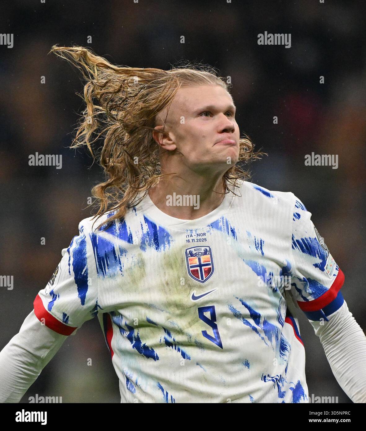 Milan, Italie. 16 novembre 2025. Erling Haaland, de Norvège, célèbre son but lors du match des qualifications européennes de la Coupe du monde 2026 entre l'Italie et la Norvège à Milan, Italie, le 16 novembre 2025. Crédit : Alberto Lingria/Xinhua/Alamy Live News Banque D'Images