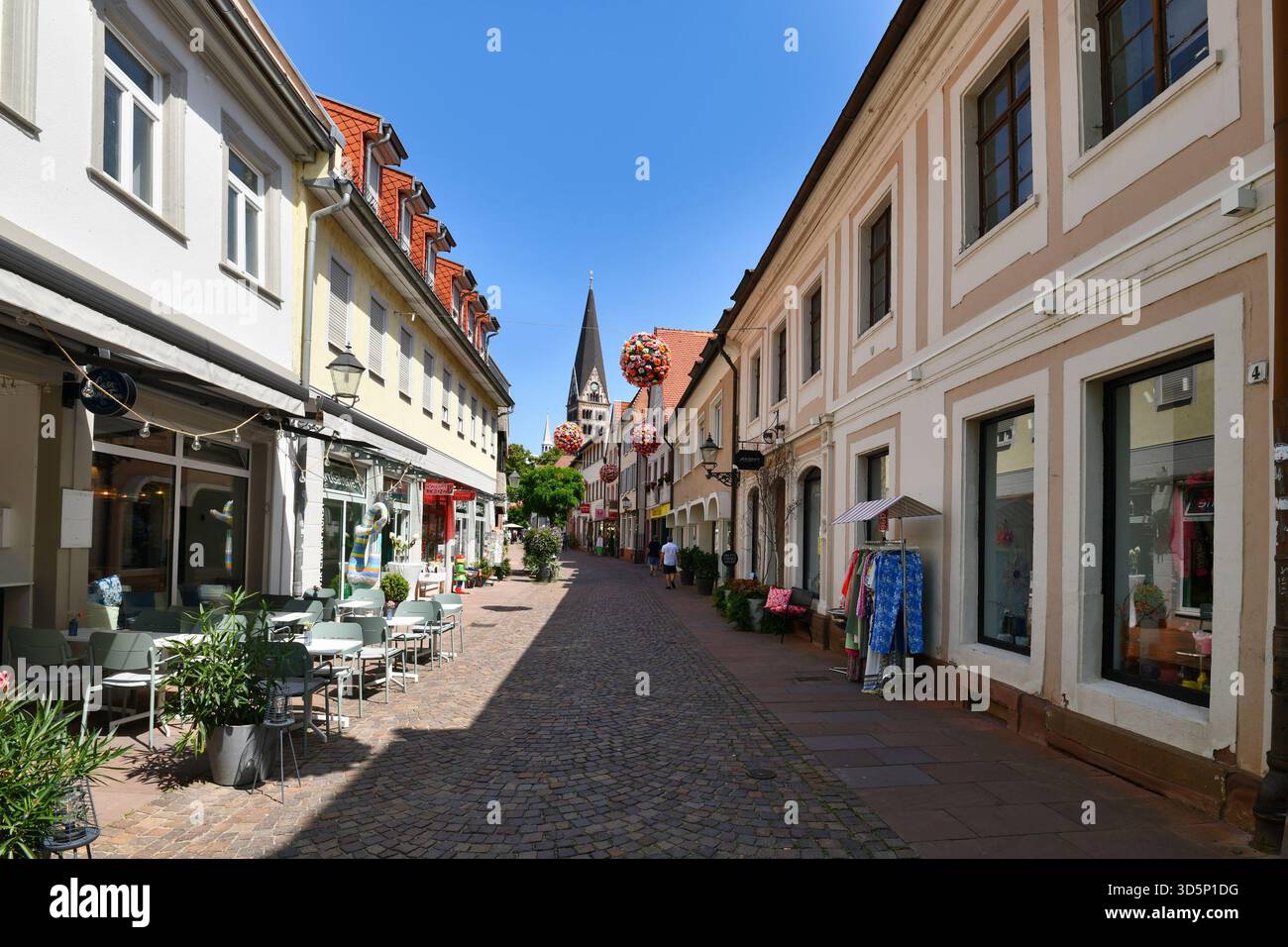 Ettlingen, Allemagne - 13 août 2025 : rue du centre-ville dans la vieille ville d'Ettlingen en été Banque D'Images