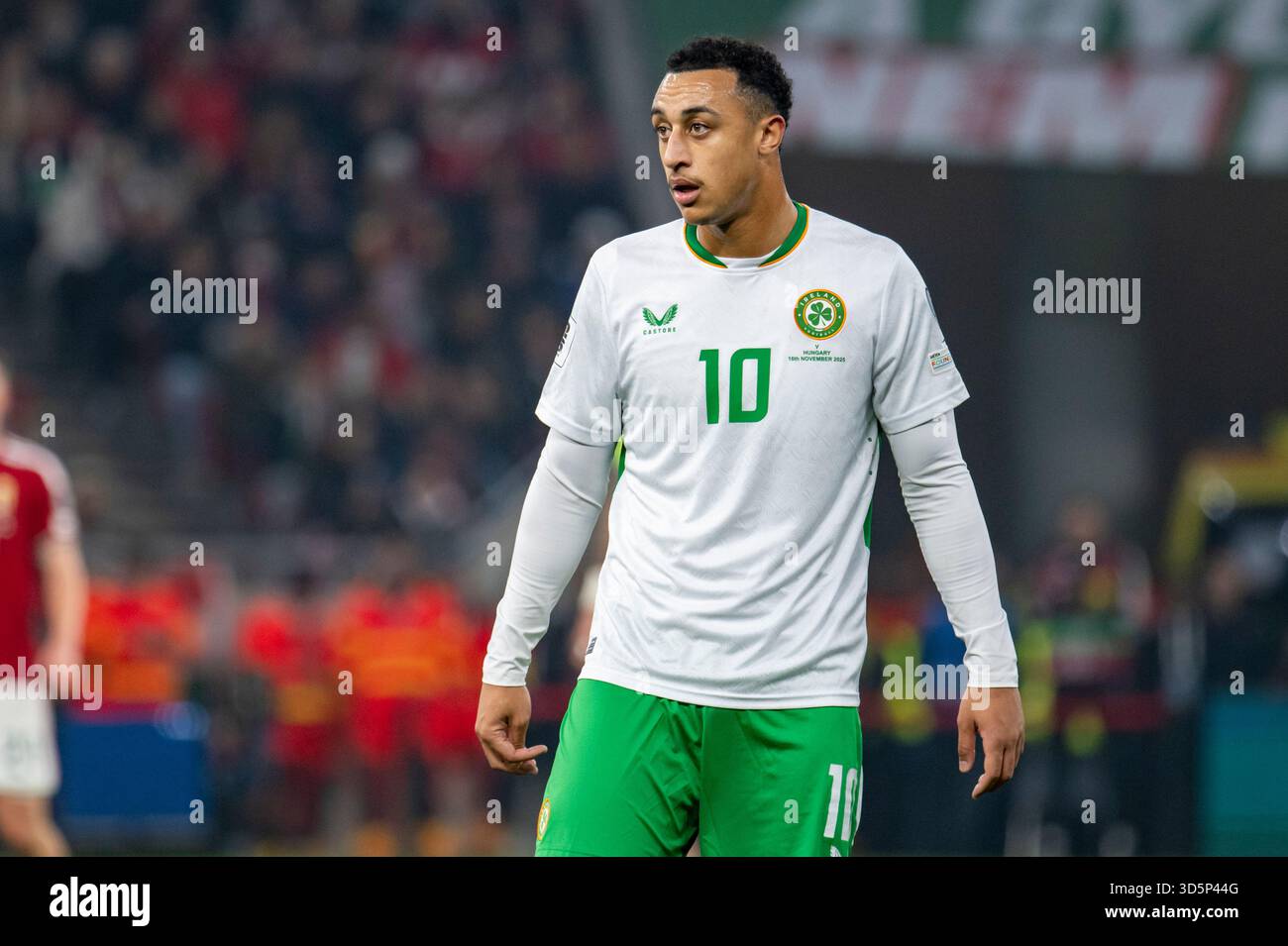 Budapest, Hongrie. 17 novembre 2025. Adam Idah, irlandais, lors du match de qualification du Groupe F de la Coupe du monde de la FIFA 2026 opposant la Hongrie à la République d'Irlande au Puskás Aréna à Budapest, Hongrie, le 16 novembre 2025 (photo Andrew Surma/Sipa USA). Crédit : Sipa US/Alamy Live News Banque D'Images