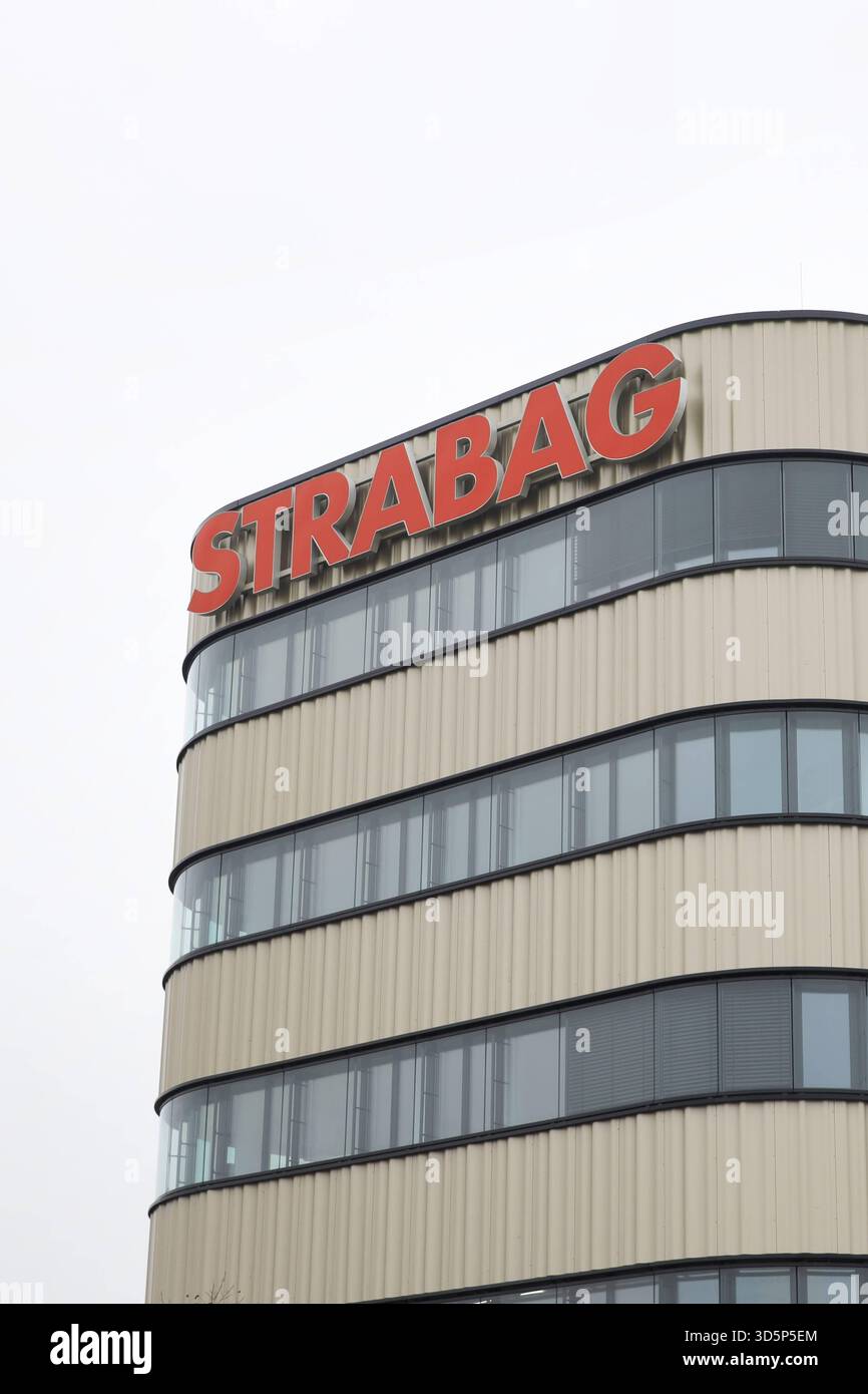 17.11.2025, Linz, AUT, Unterwegs in Oberösterreich, THEMENBILD, SYMBOLBILD, VERSCHIEDENE THEMENBILDER, im Bild Strabag, Strabag, Standort Linz, Baugewerbe, Baufirma, Bauunternehmen, Firmenlogo, logo, Buerogebaeude, Aussenansicht, *** 17 11 2025, Linz, AUT, sur la route en haute-Autriche, IMAGE THÈME, IMAGE SYMBOLE, IMAGES THÈMES DIVERSES, dans l'image STRABAG, Strabag, lieu Linz, industrie de la construction, entreprise de construction, entreprise de construction, logo de l'entreprise, logo, bâtiment, vue extérieure, Banque D'Images