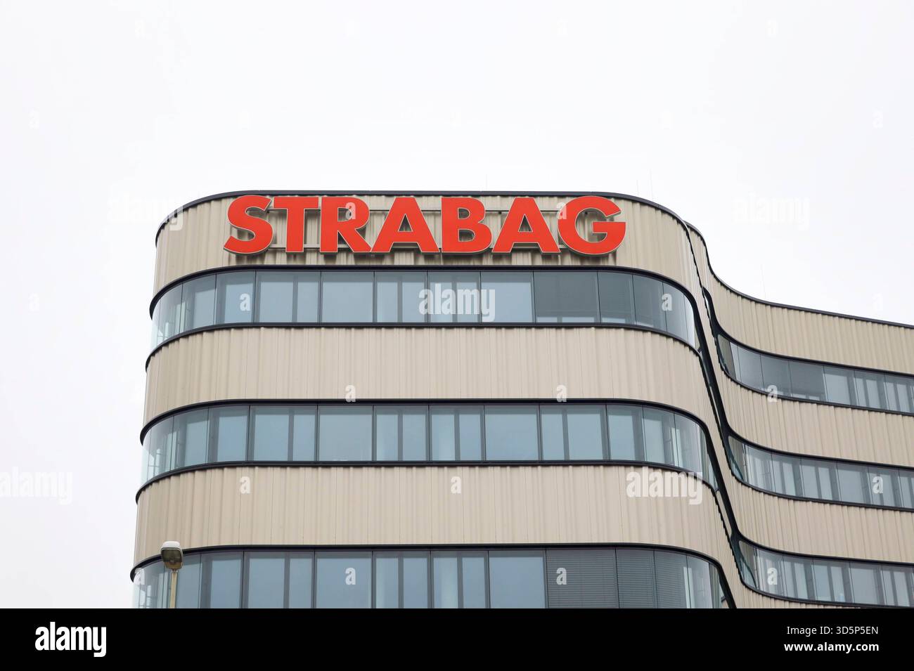 17.11.2025, Linz, AUT, Unterwegs in Oberösterreich, THEMENBILD, SYMBOLBILD, VERSCHIEDENE THEMENBILDER, im Bild Strabag, Strabag, Standort Linz, Baugewerbe, Baufirma, Bauunternehmen, Firmenlogo, logo, Buerogebaeude, Aussenansicht, *** 17 11 2025, Linz, AUT, sur la route en haute-Autriche, IMAGE THÈME, IMAGE SYMBOLE, IMAGES THÈMES DIVERSES, dans l'image STRABAG, Strabag, lieu Linz, industrie de la construction, entreprise de construction, entreprise de construction, logo de l'entreprise, logo, bâtiment, vue extérieure, Banque D'Images