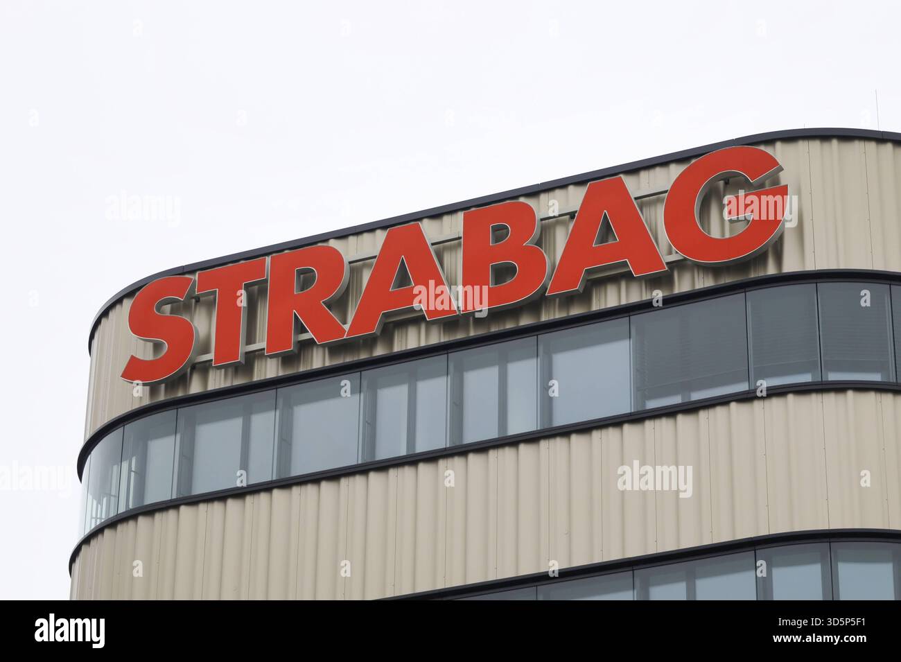 17.11.2025, Linz, AUT, Unterwegs in Oberösterreich, THEMENBILD, SYMBOLBILD, VERSCHIEDENE THEMENBILDER, im Bild Strabag, Strabag, Standort Linz, Baugewerbe, Baufirma, Bauunternehmen, Firmenlogo, logo, Buerogebaeude, Aussenansicht, *** 17 11 2025, Linz, AUT, sur la route en haute-Autriche, IMAGE THÈME, IMAGE SYMBOLE, IMAGES THÈMES DIVERSES, dans l'image STRABAG, Strabag, lieu Linz, industrie de la construction, entreprise de construction, entreprise de construction, logo de l'entreprise, logo, bâtiment, vue extérieure, Banque D'Images