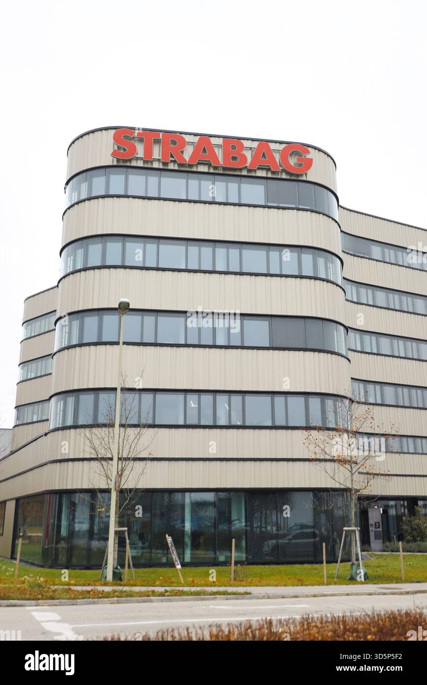 17.11.2025, Linz, AUT, Unterwegs in Oberösterreich, THEMENBILD, SYMBOLBILD, VERSCHIEDENE THEMENBILDER, im Bild Strabag, Strabag, Standort Linz, Baugewerbe, Baufirma, Bauunternehmen, Firmenlogo, logo, Buerogebaeude, Aussenansicht, *** 17 11 2025, Linz, AUT, sur la route en haute-Autriche, IMAGE THÈME, IMAGE SYMBOLE, IMAGES THÈMES DIVERSES, dans l'image STRABAG, Strabag, lieu Linz, industrie de la construction, entreprise de construction, entreprise de construction, logo de l'entreprise, logo, bâtiment, vue extérieure, Banque D'Images