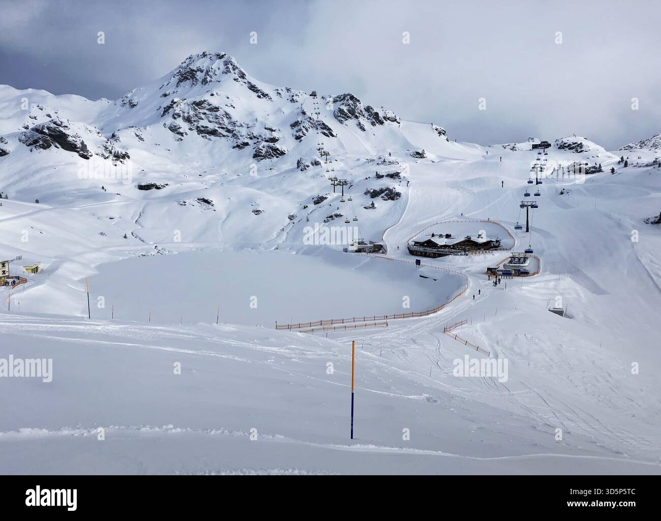 Belle vue panoramique alpine montagnes enneigées, belles montagnes européennes d'hiver dans les Alpes, pente pour les skieurs de fond dans le paysage Banque D'Images