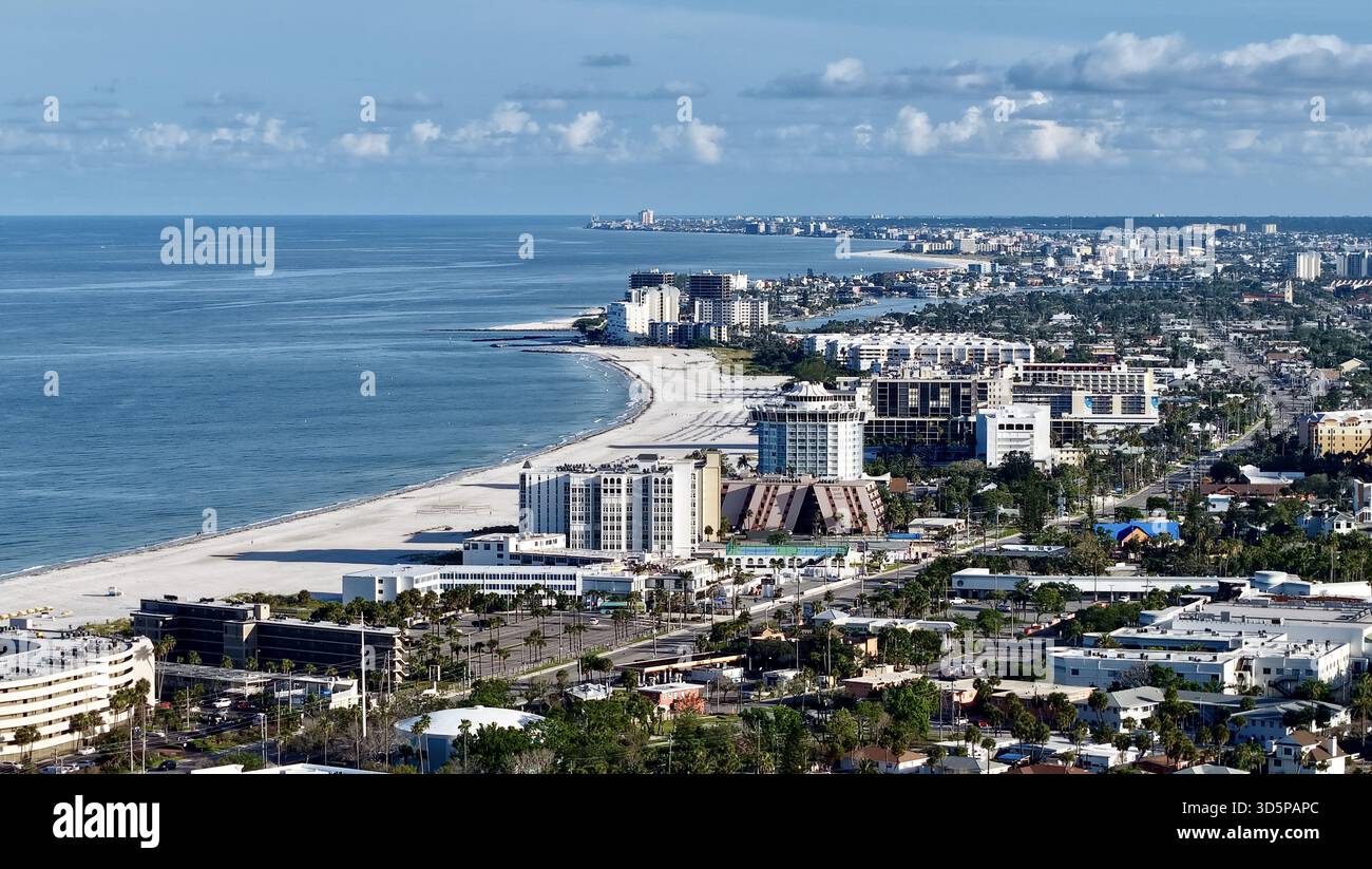 Vue aérienne des sables baignés de soleil rencontre les eaux turquoises le long de la côte parsemée d'hôtels et de bâtiments, à Pete Beach, Floride, États-Unis. Banque D'Images