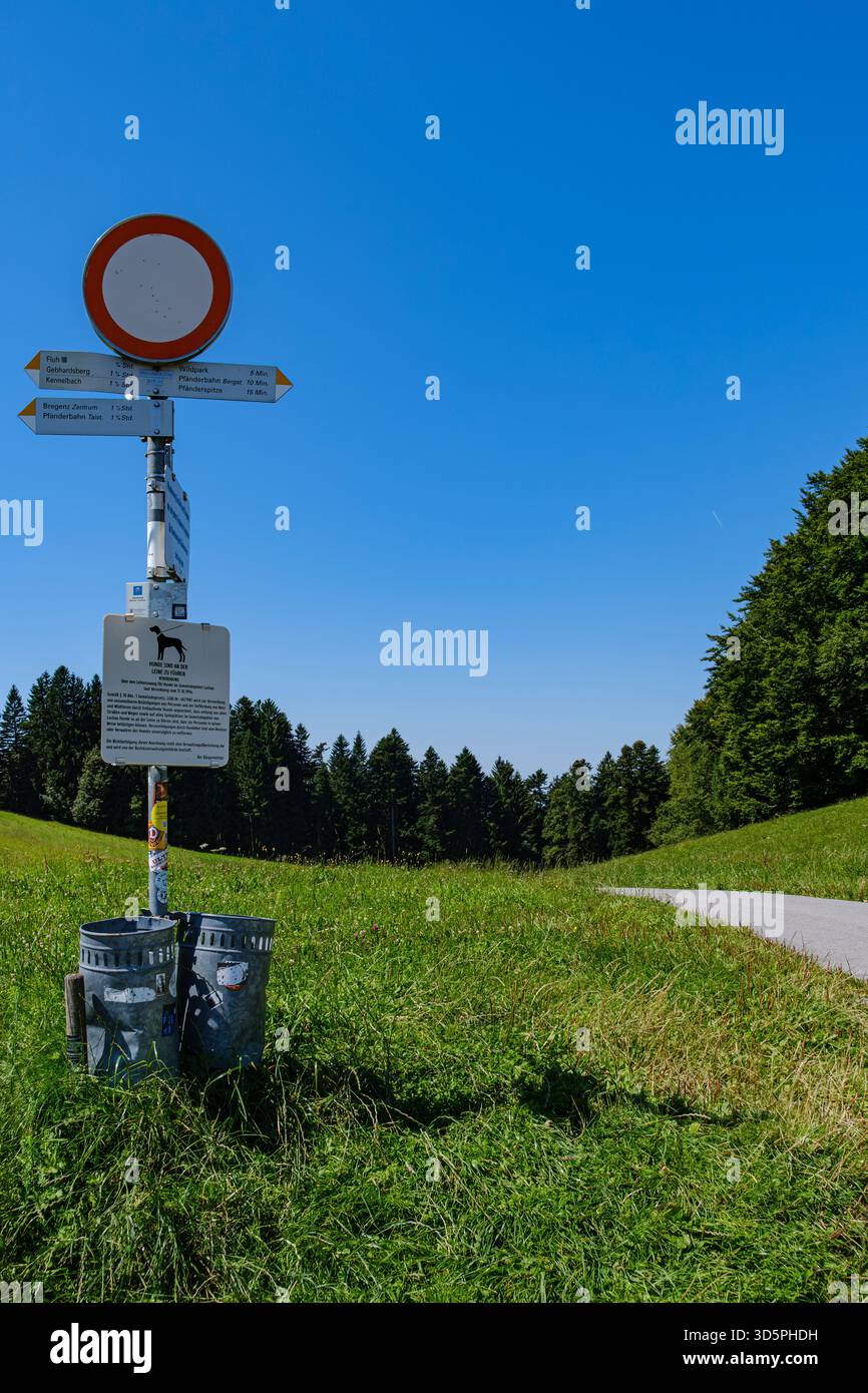Interdiction pour tous les types de véhicules un panneau de direction sur le chemin de James et le sentier vers le Pfänder, Lochau, Bregenz, Vorarlberg, Autriche. Banque D'Images