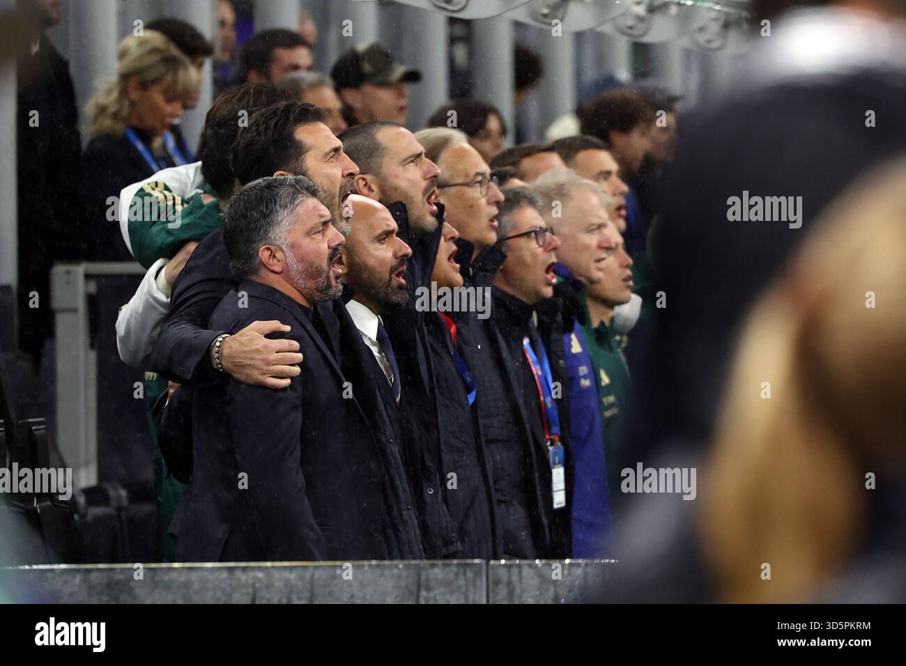Milan, Italie. 16 novembre 2025. Milan, Italie le 16 novembre 2025 : Gigi Buffon, entraîneur de Gennaro Gattuso de l'Italie, Leonardo Bonucci embrassé, ils chantent l'hymne national lors de la cérémonie d'ouverture du match entre l'Italie et la Norvège, le Groupe I, valable pour les qualifications européennes pour la Coupe du monde de la FIFA 2026, sera joué au stade Giuseppe Meazza - San Siro à Milan. Crédit : Agence photo indépendante/Alamy Live News Banque D'Images