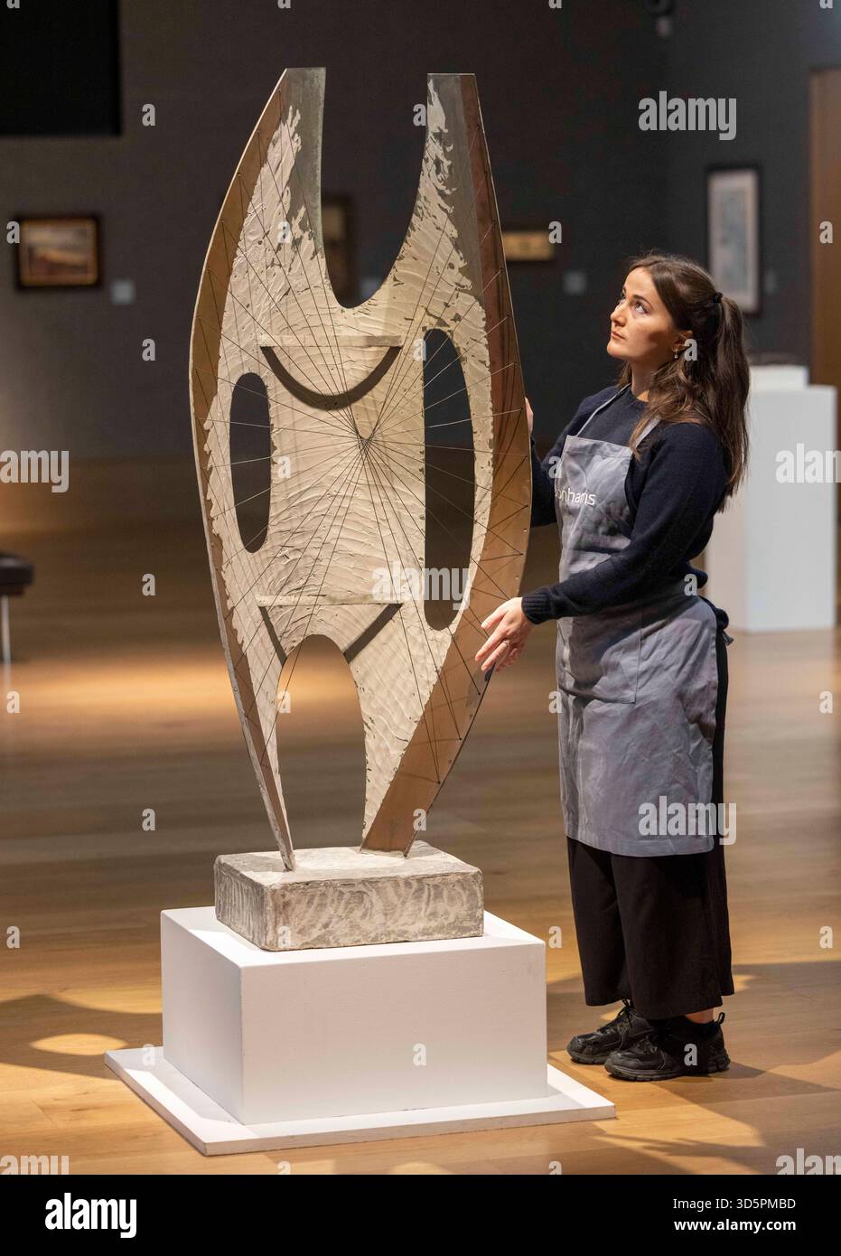 Londres, Royaume-Uni. 17 novembre 2025. Dame Barbara Hepworth (1903-1975), figure I ailée, 1957. Estimation : 800 000 £-1 200 000. La vente elle-même aura lieu le 19 novembre à Bonhams New Bond Street RARE HEPWORTH ET CHURCHILL WORKS À BONHAMS MODERN BRITISH ART SALE. LA SCULPTURE ORIGINALE DE HEPWORTH POUR JOHN LEWIS OXFORD STREET COMMISSION VIENT AUX ENCHÈRES POUR LA PREMIÈRE FOIS À BONHAMS. Crédit : Mark Thomas/Alamy Live News Banque D'Images