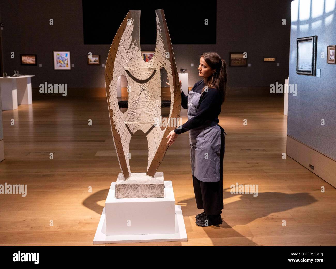 Londres, Royaume-Uni. 17 novembre 2025. Dame Barbara Hepworth (1903-1975), figure I ailée, 1957. Estimation : 800 000 £-1 200 000. La vente elle-même aura lieu le 19 novembre à Bonhams New Bond Street RARE HEPWORTH ET CHURCHILL WORKS À BONHAMS MODERN BRITISH ART SALE. LA SCULPTURE ORIGINALE DE HEPWORTH POUR JOHN LEWIS OXFORD STREET COMMISSION VIENT AUX ENCHÈRES POUR LA PREMIÈRE FOIS À BONHAMS. Crédit : Mark Thomas/Alamy Live News Banque D'Images