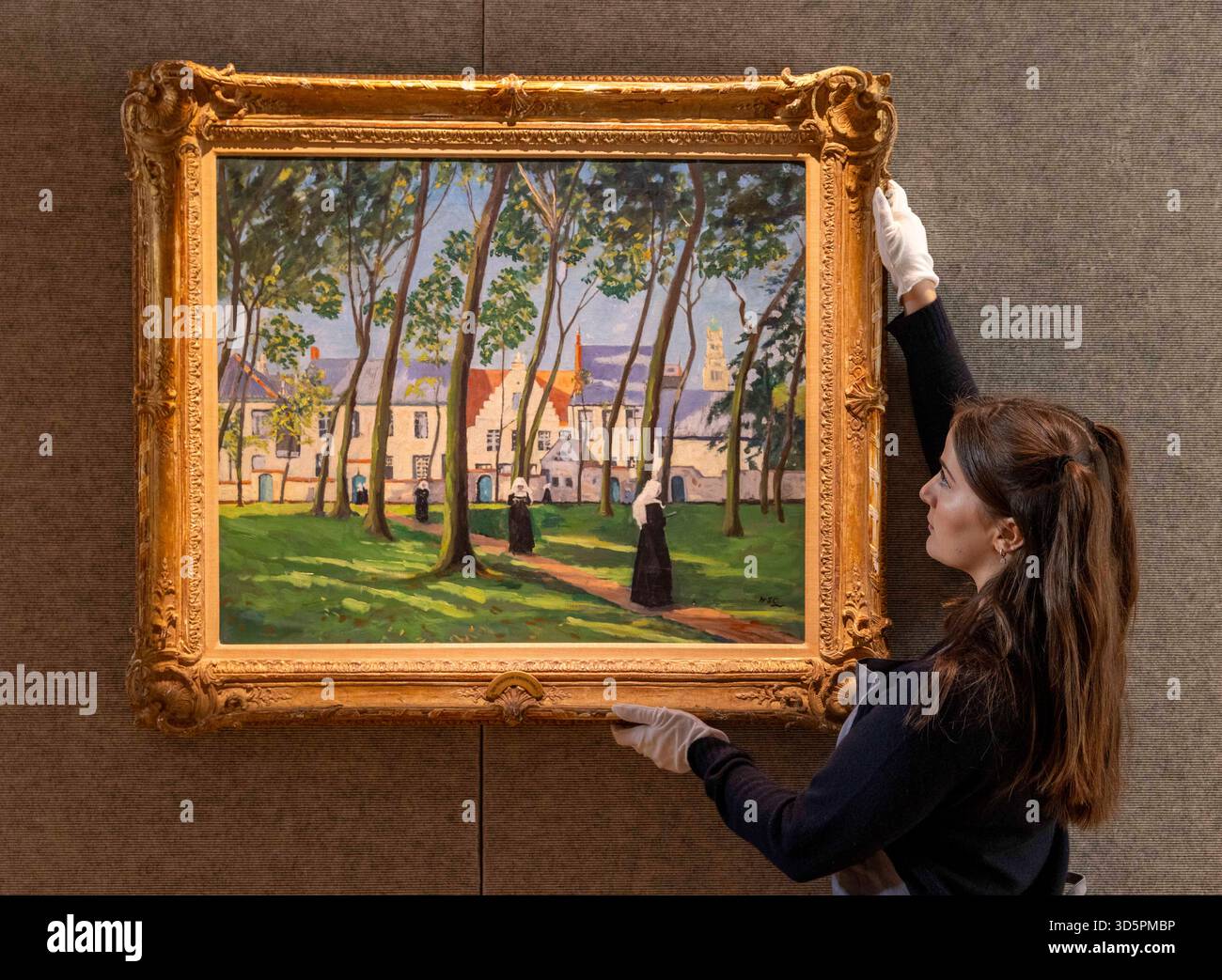 Londres, Royaume-Uni. 17 novembre 2025. Le Béguinage, Bruges, signé avec les initiales WSC, par Sir Winston Spencer Churchill, peint en 1946, estime £300,000-500,000. La vente elle-même aura lieu le 19 novembre à Bonhams New Bond Street. RARES ŒUVRES DE HEPWORTH ET CHURCHILL À BONHAMS MODERN BRITISH ART SALE. LA SCULPTURE ORIGINALE DE HEPWORTH POUR JOHN LEWIS OXFORD STREET COMMISSION VIENT AUX ENCHÈRES POUR LA PREMIÈRE FOIS À BONHAMS. Crédit : Mark Thomas/Alamy Live News Banque D'Images