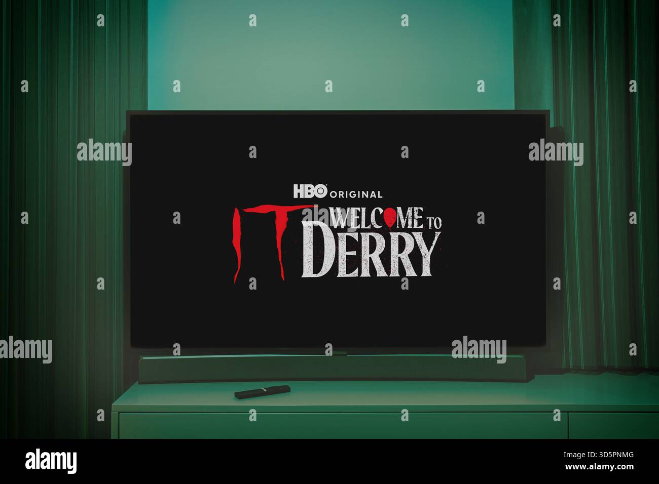 Un écran de télévision affichant la série originale de HBO IT : Welcome to Derry avec un fond sombre, montrant l'image emblématique DU ballon rouge IT et le Banque D'Images