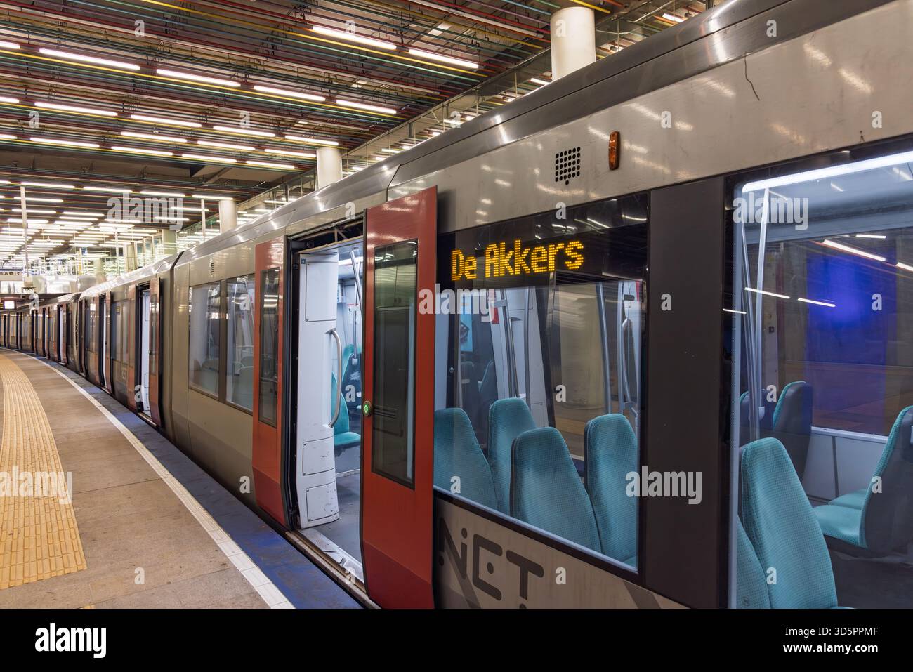 Un train de métro Rotterdam avec portes ouvertes à la gare centrale. Le panneau de destination indique « de Akkers ». Les sièges turquoise sont visibles à l'intérieur. Rotterdam Neth Banque D'Images