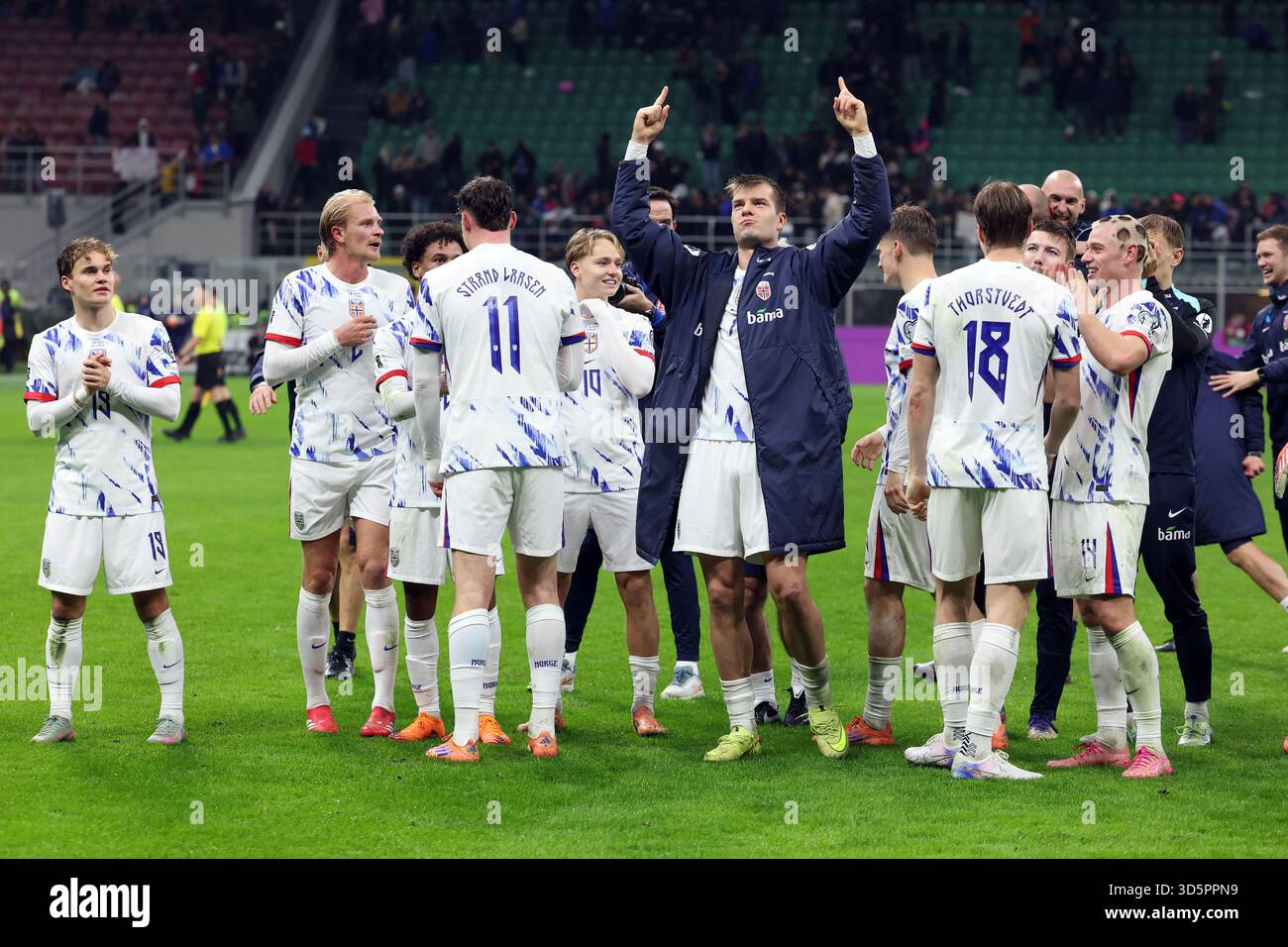 Milan, Italie. 16 novembre 2025. Les joueurs norvégiens célèbrent la Coupe du monde 2026 après avoir marqué 4-1 points dans le match du Groupe I entre l'Italie et la Norvège, une qualification européenne pour la Coupe du monde de la FIFA 2026, au Stadio Giuseppe Meazza - San Siro. Crédit : SOPA images Limited/Alamy Live News Banque D'Images