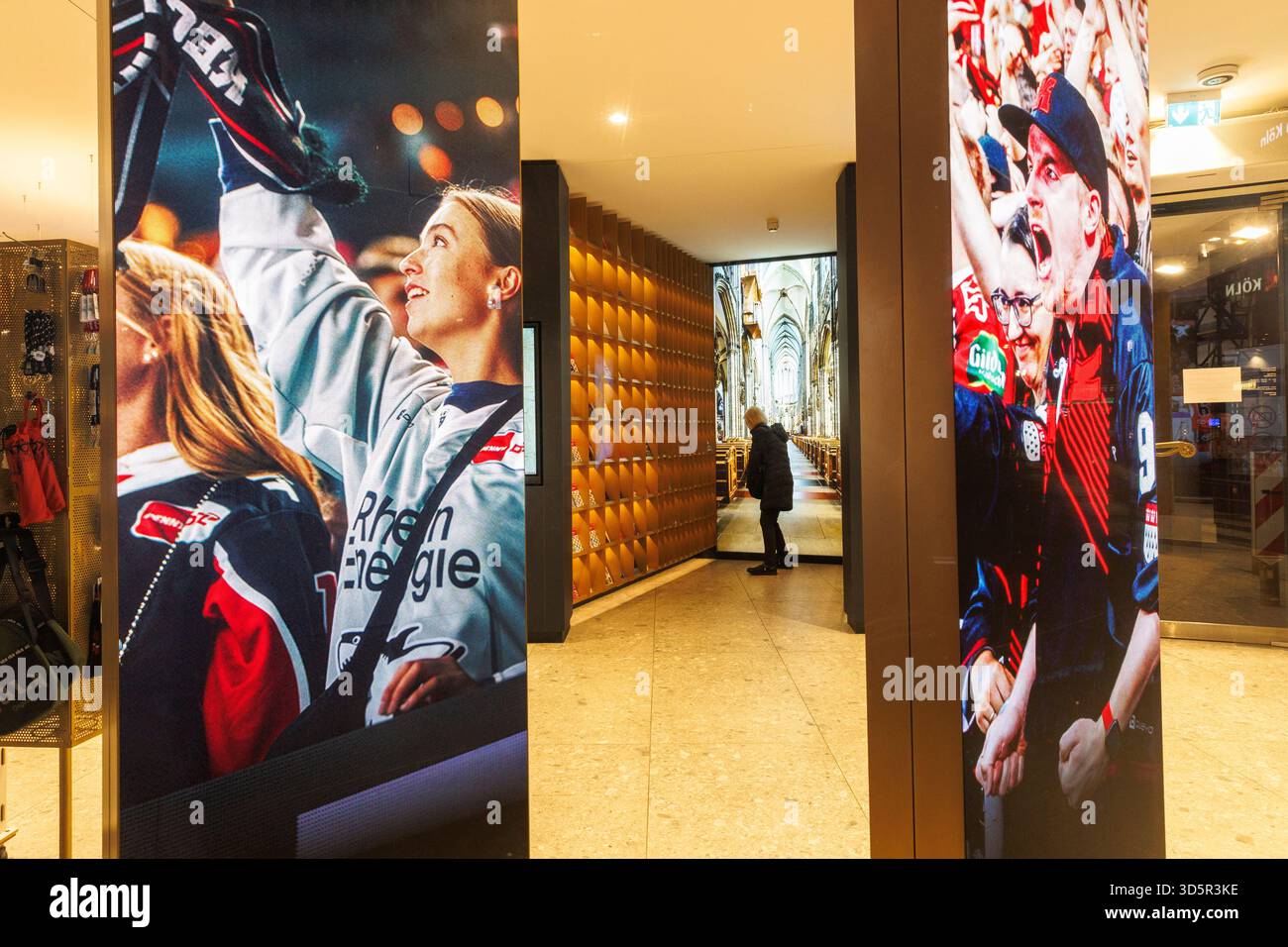 Expositions et visiteurs dans le bâtiment d'information touristique près de la cathédrale, Koelntourismus, Cologne, Allemagne. Affiche und Besucher in der Tourist Banque D'Images
