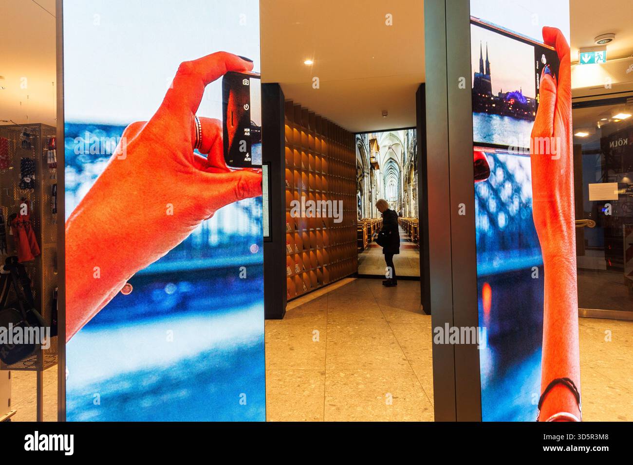 Expositions et visiteurs dans le bâtiment d'information touristique près de la cathédrale, Koelntourismus, Cologne, Allemagne. Affiche und Besucher in der Tourist Banque D'Images