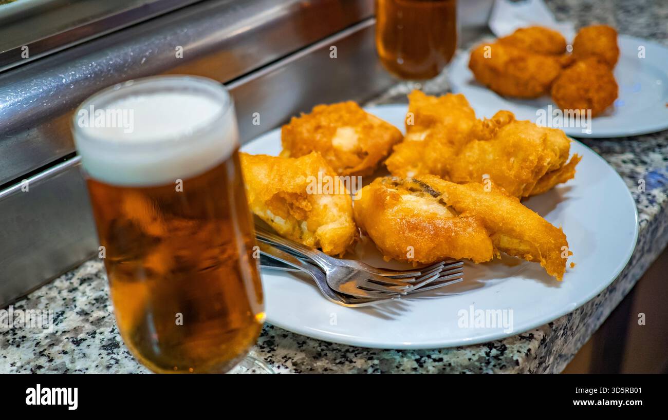 Morue battue tapa espagnole typique et bières au Restaurant Bar, Espagne, Europe Banque D'Images
