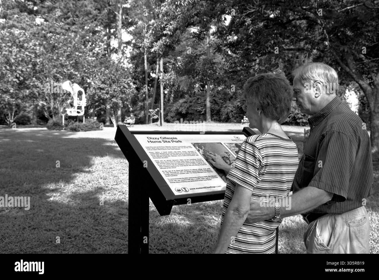 Couple caucasien lisant des informations sur Dizzy Gillespie Park à Cheraw, Caroline du Sud. ÉTATS-UNIS. Banque D'Images