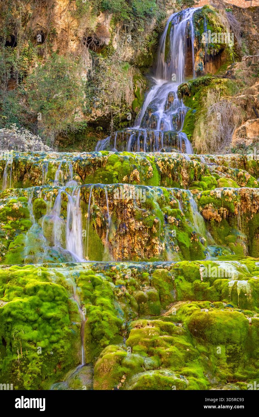 Chute d'eau d'Orbaneja del Castillo, point d'intérêt géologique, Orbaneja del Castillo, Village médiéval, Comarca del Páramo, Vallée de Sedano, Burgos, Banque D'Images