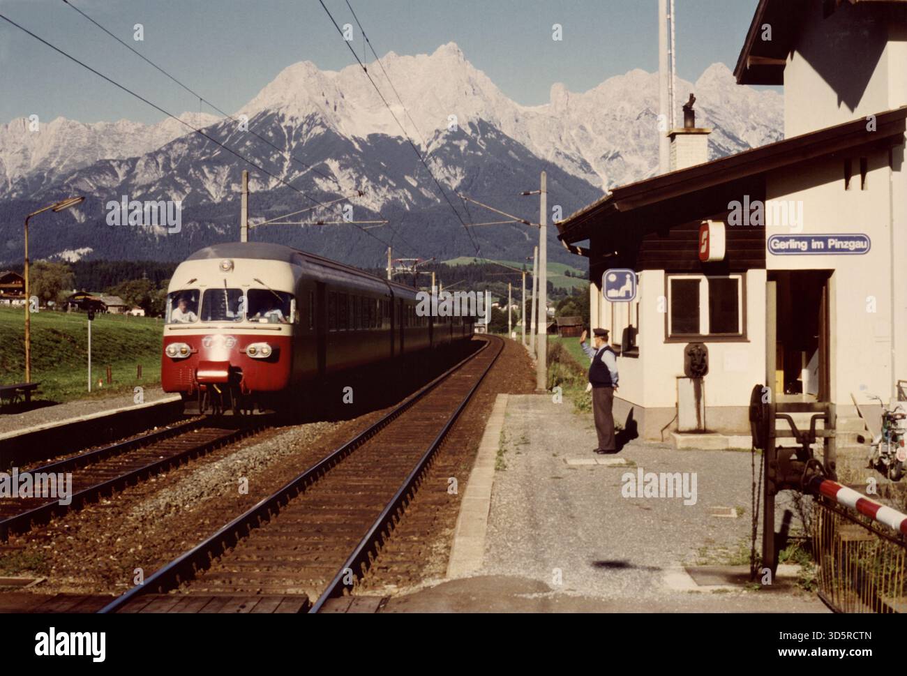 TEE DE Suisse passant par Gerling près de Saalfelden avec le Steiner Meer en arrière-plan. [traduction automatique] Banque D'Images
