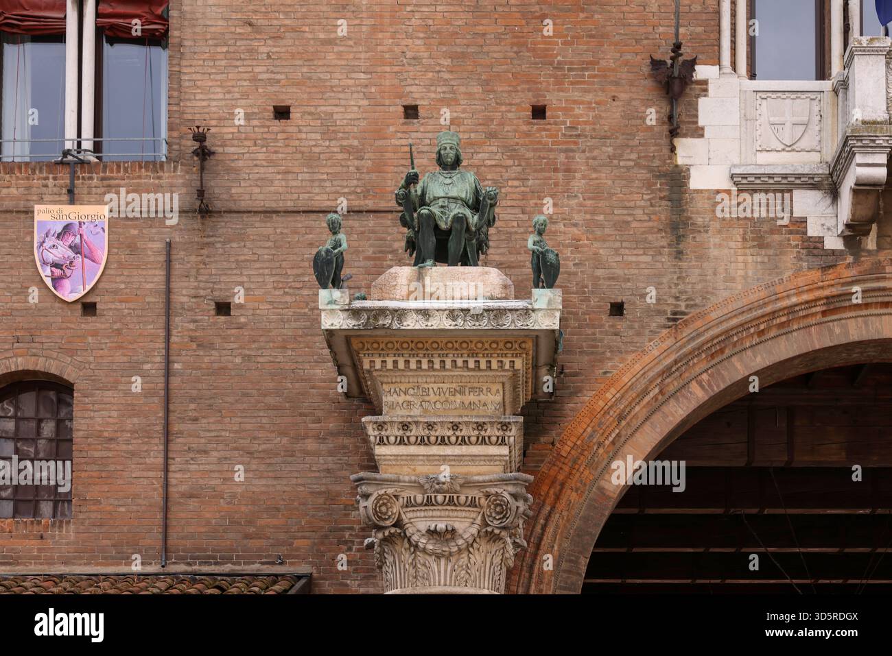 Ferrare, Italie - 8 mai 2024 : Borso d'Este, Duc de Ferra au Palazzo municipale / Hôtel de ville / sur le Corso Martiri della Liberta à Ferrare ( Emilia-Romagn Banque D'Images
