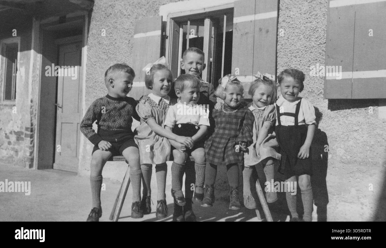 Les enfants sont assis dans une cour à Resenöd / Gerzen dans le quartier de Landshut. [traduction automatique] Banque D'Images