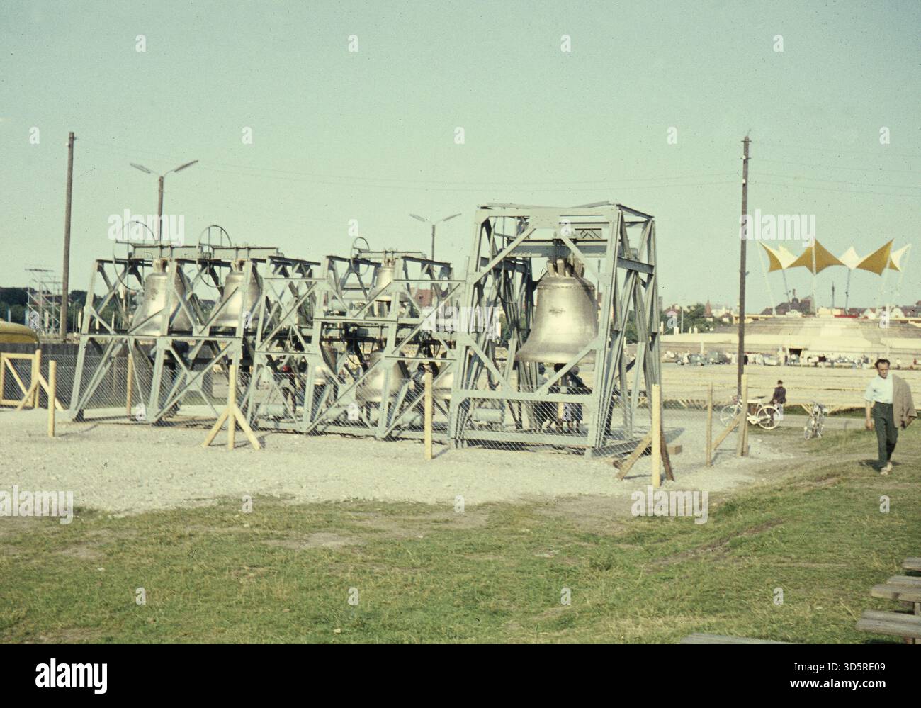 Exposition de cloches d'église pour le Congrès eucharistique mondial 1960 à Munich sur la Theresienwiese. [traduction automatique] Banque D'Images