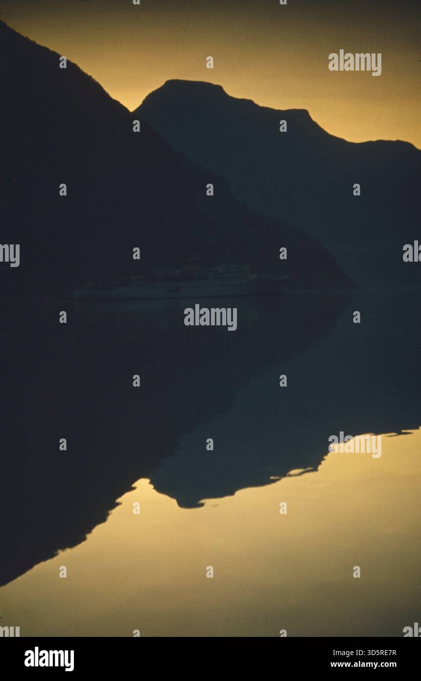 Coucher de soleil et refléter les montagnes sur le Geirangerfjord en Norvège. [traduction automatique] Banque D'Images