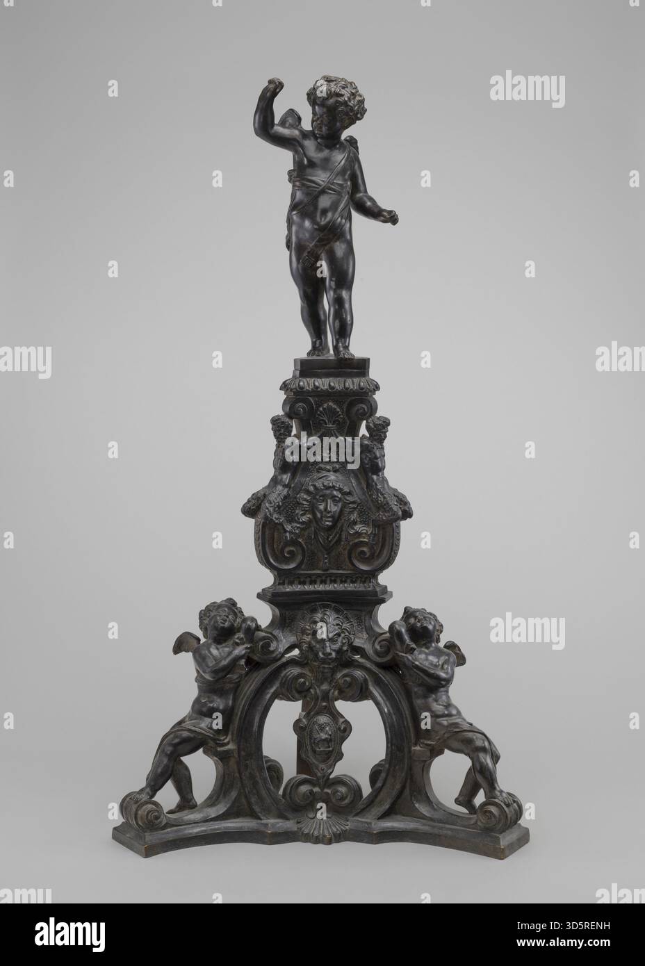 Andiron coulé avec un putto de Nicolò Roccatagliata, modelé vers 1600, avec des détails sculptés, du bronze et un design décoratif de style baroque. Banque D'Images