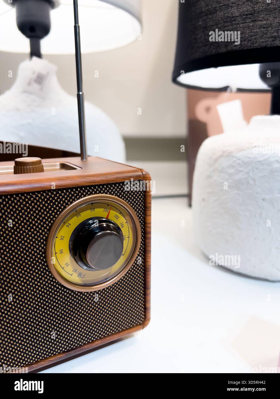 Bukit Bintang, Kuala Lumpur, Malaisie - Nov 17, 2025 - Radio de style vintage et technologie moderne sur une table blanche Banque D'Images