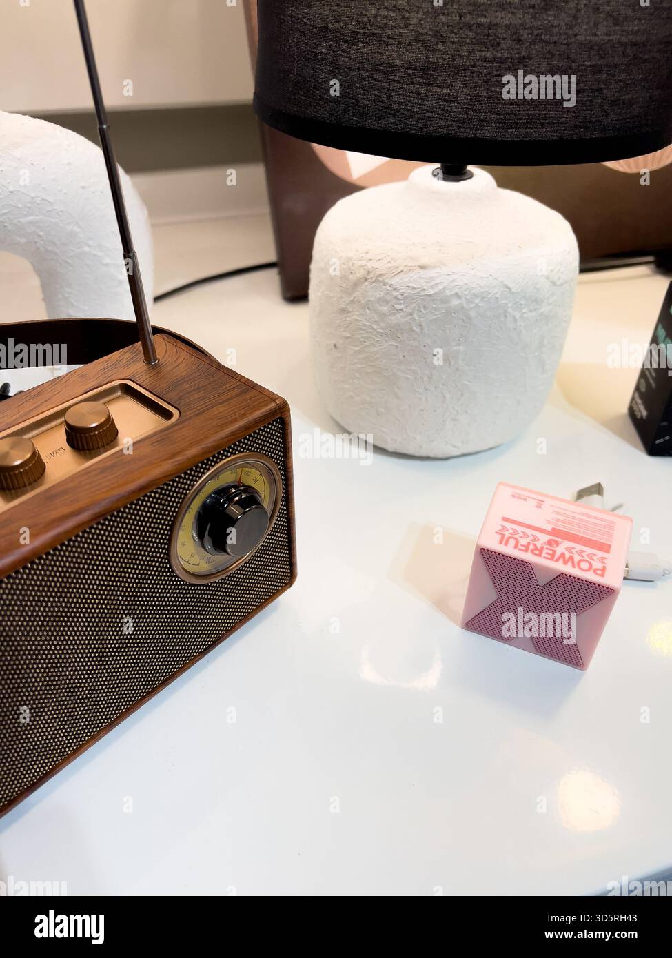 Bukit Bintang, Kuala Lumpur, Malaisie - Nov 17, 2025 - Radio de style vintage et technologie moderne sur une table blanche Banque D'Images