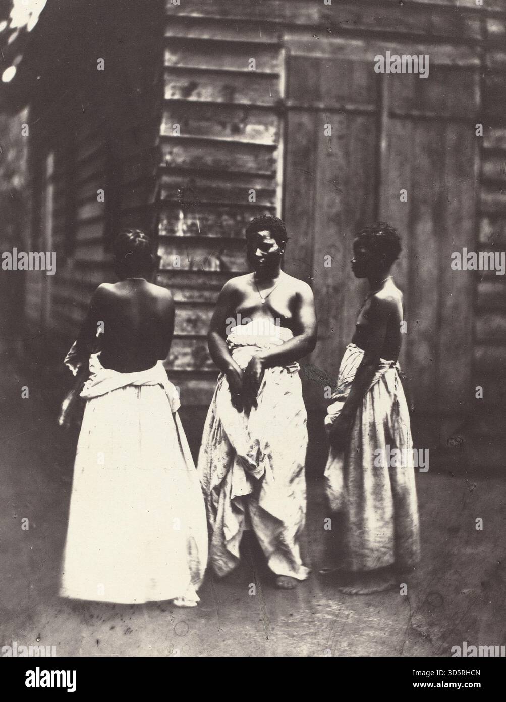 Imprimé albumen de désiré Charnay de 1863 représentant plusieurs femmes malgaches. La photographie met en évidence les tenues vestimentaires traditionnelles et les rôles sociaux à Madagascar au XIXe siècle. Banque D'Images