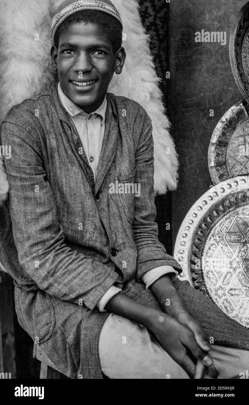 Un marocain vendant des assiettes traditionnelles à Casablanca, Maroc Banque D'Images