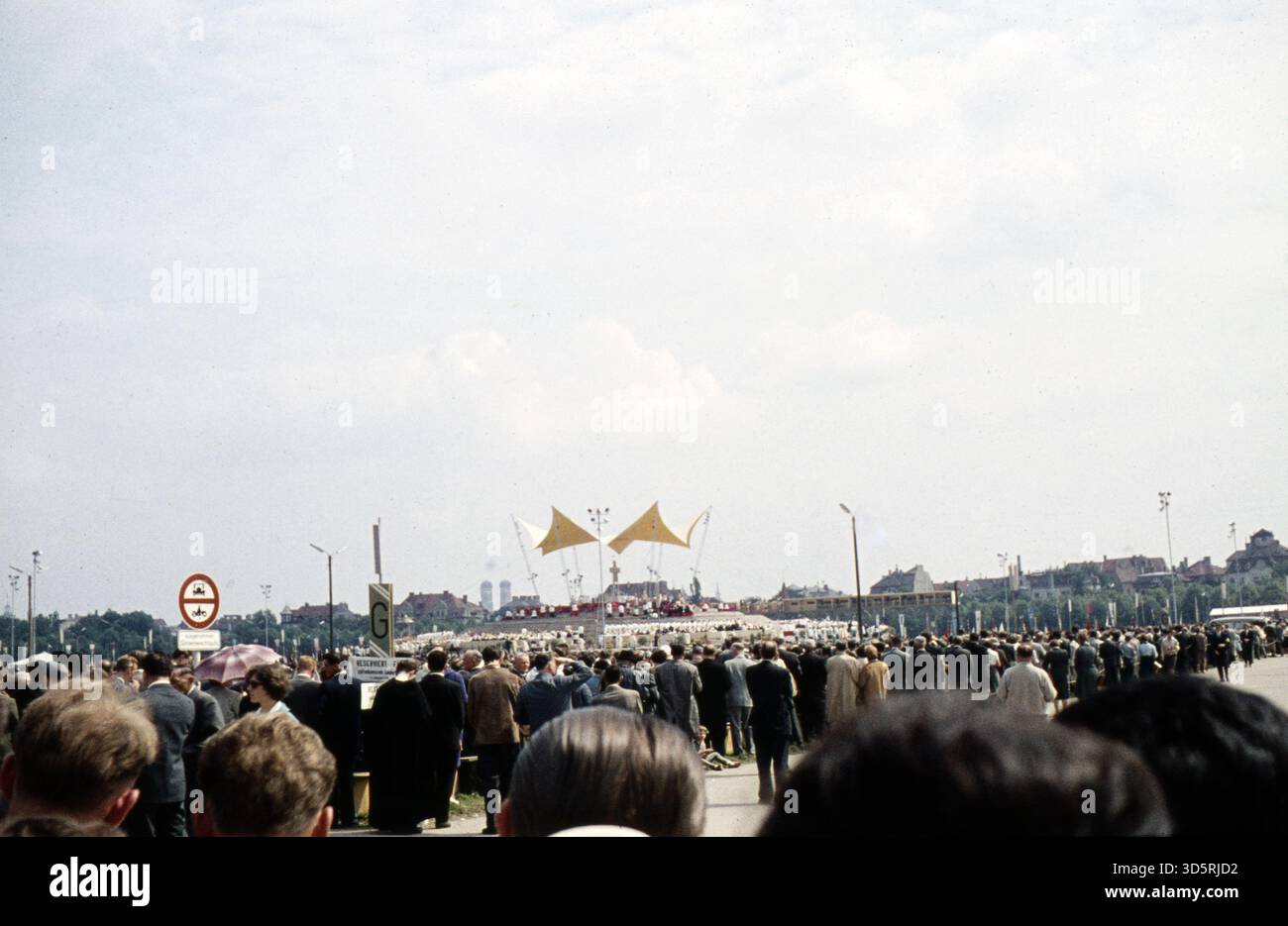 Service de clôture du Congrès mondial eucharistique sur la Theresienwiese à Munich. [traduction automatique] Banque D'Images