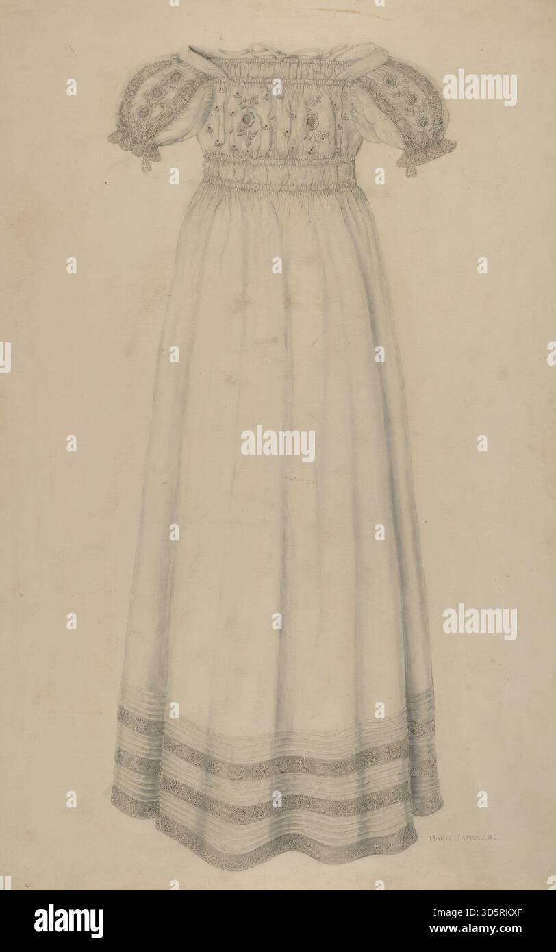 Robe bébé Marie Famularo 1938 avec tissu léger, manches courtes et éléments décoratifs subtils. Conçu pour le confort et la facilité de port, il démontre le style et les techniques textiles des vêtements pour enfants du début du XXe siècle. Banque D'Images