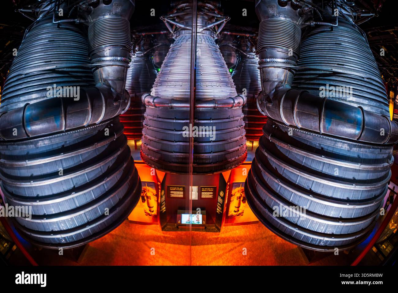 Musée national de l'air et de l'espace Smithsonian propulseurs Saturn V de F1 Washington DC // WASHINGTON DC — des moteurs de fusée F-1, qui ont propulsé le premier étage de la fusée Saturn V de la NASA, sont exposés au musée national de l'air et de l'espace de Smithsonian. Ces puissants moteurs étaient cruciaux pour le lancement des missions Apollo sur la Lune. Chaque moteur F-1 générait 1,5 millions de livres (6,7 mn) de poussée. La Saturn V était la fusée la plus grande et la plus puissante jamais construite, jouant un rôle vital dans l'exploration spatiale humaine. Le musée est une institution éminente dédiée à l'histoire de l'aviation et des vols spatiaux. Banque D'Images