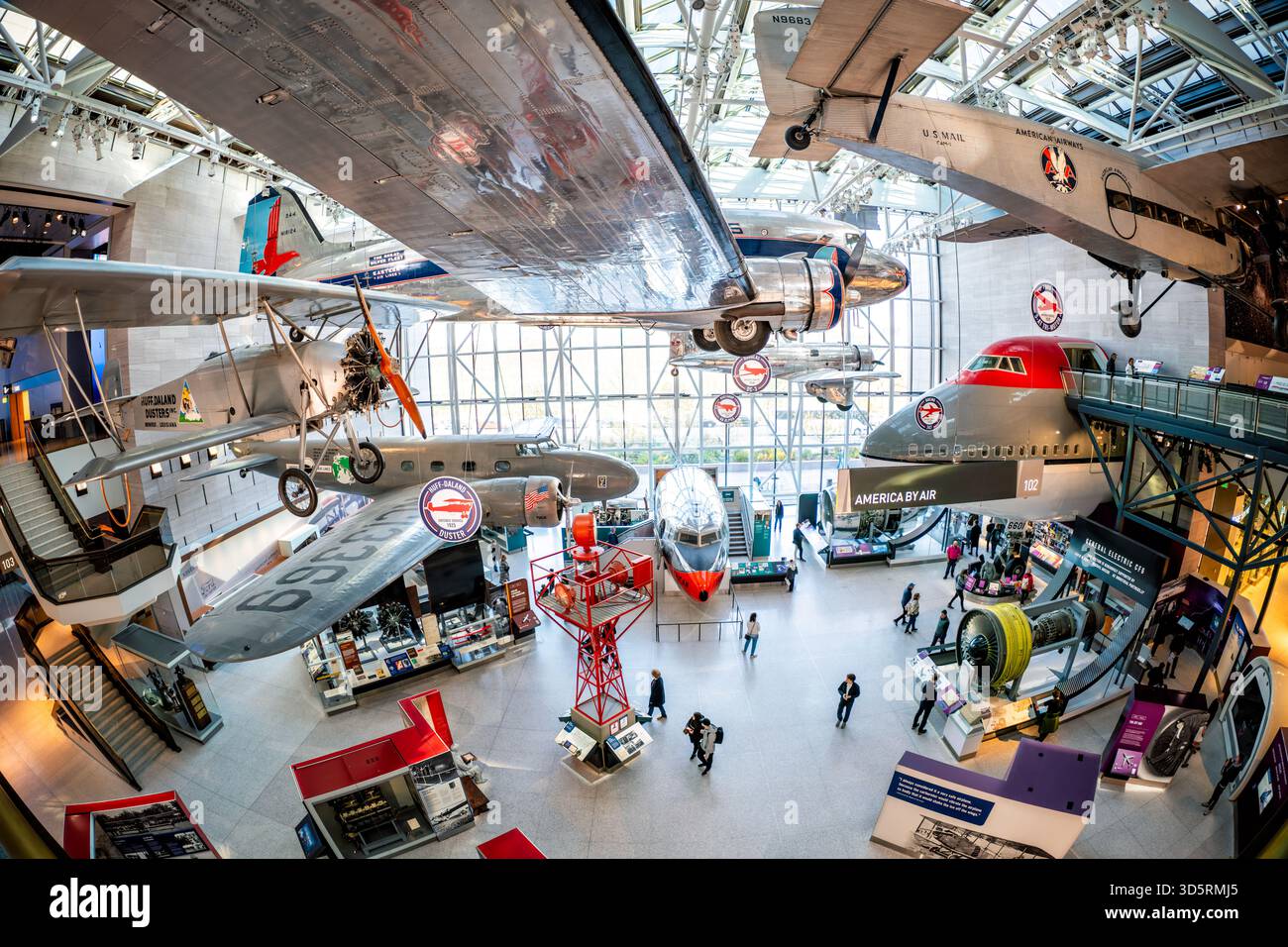 Smithsonian National Air and Space Museum American by Air Hall Washington DC // WASHINGTON DC — la galerie « America by Air » du Smithsonian National Air and Space Museum présente une collection d'avions commerciaux historiques. Les expositions comprennent une section de nez de Boeing 747, un Douglas DC-3, un Ford Tri-Motor et un biplan Huff-Daland Duster, montrant l'évolution de l'aviation américaine. Cette exposition met en lumière les étapes clés du transport aérien de passagers et de fret. Faisant partie de la Smithsonian institution, le musée est un centre de premier plan pour l'histoire de l'aviation et des vols spatiaux. Situé sur le National Mall, Banque D'Images