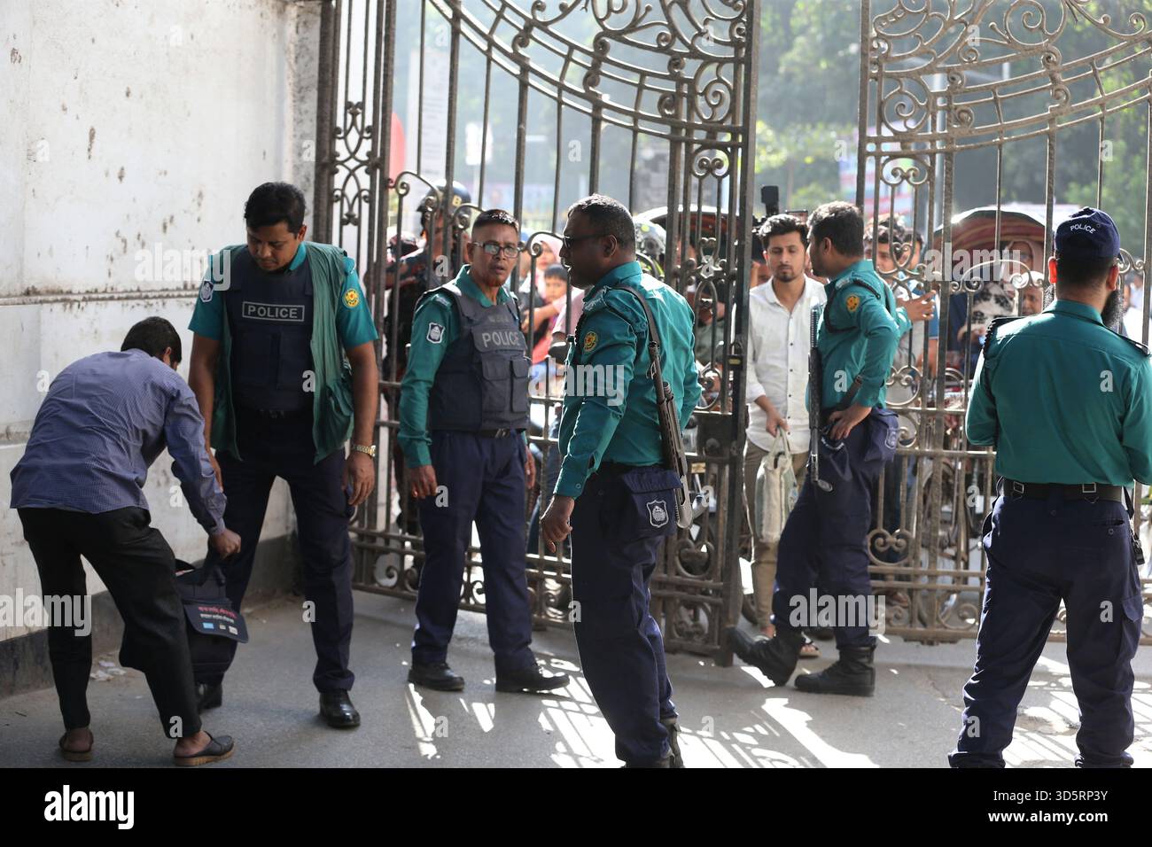 Dhaka, Bangladesh. 17 novembre 2025. Le personnel de sécurité du Bangladesh monte la garde devant le Tribunal pénal international (TIC), dans la zone de la haute Cour de Dhaka, Banladesh, le 17 novembre 2025. Le Tribunal des crimes internationaux-1 rendra le verdict dans l'affaire contre le premier ministre destitué Sheikh Hasina et deux de ses principaux collaborateurs. Sheikh Hasina fait face à des accusations de crimes contre l'humanité, y compris de meurtre, liés au soulèvement de juillet 2024. Photo Habibur Rahman/ABACAPRESS.COM crédit : Abaca Press/Alamy Live News Banque D'Images