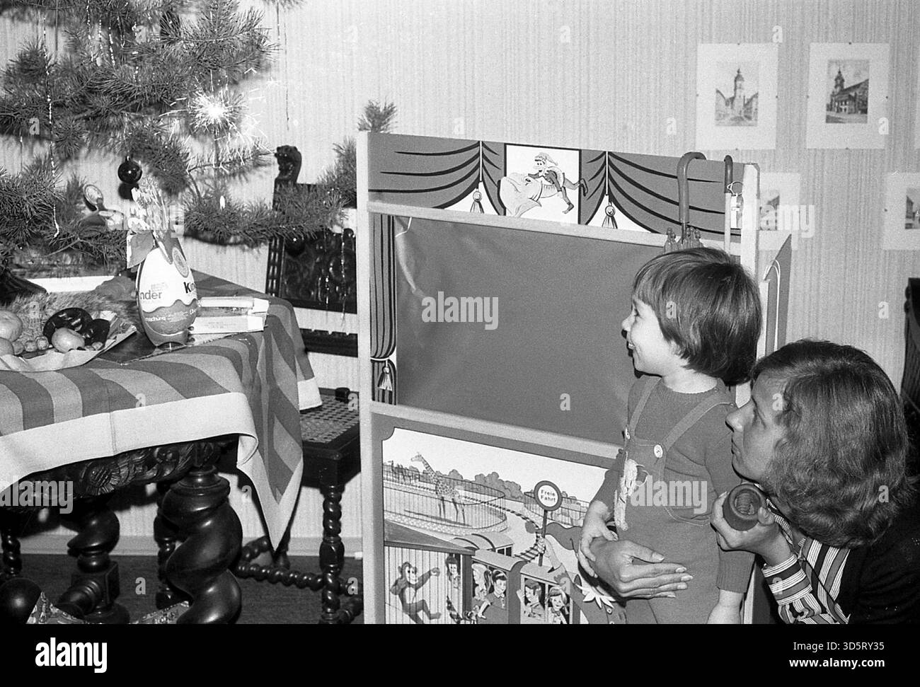 Des étincelles brûlant sur le sapin de Noël. Noël 1977 Berlin [traduction automatique] Banque D'Images