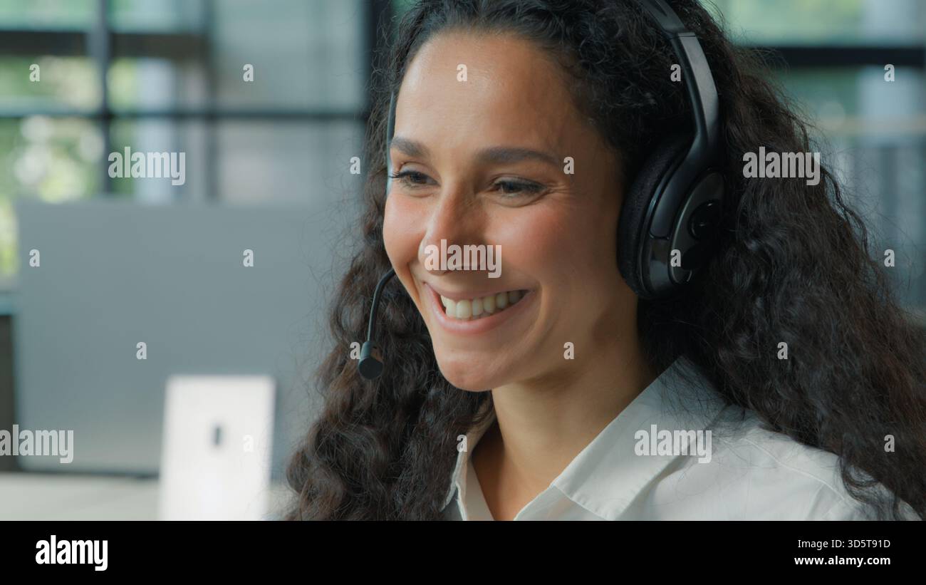 Hispanique femme d'affaires ethnique gestionnaire de centre d'appels parlant appel vidéo dans le casque femme d'affaires arabe femme fille d'aide ligne d'agent service à la clientèle Banque D'Images