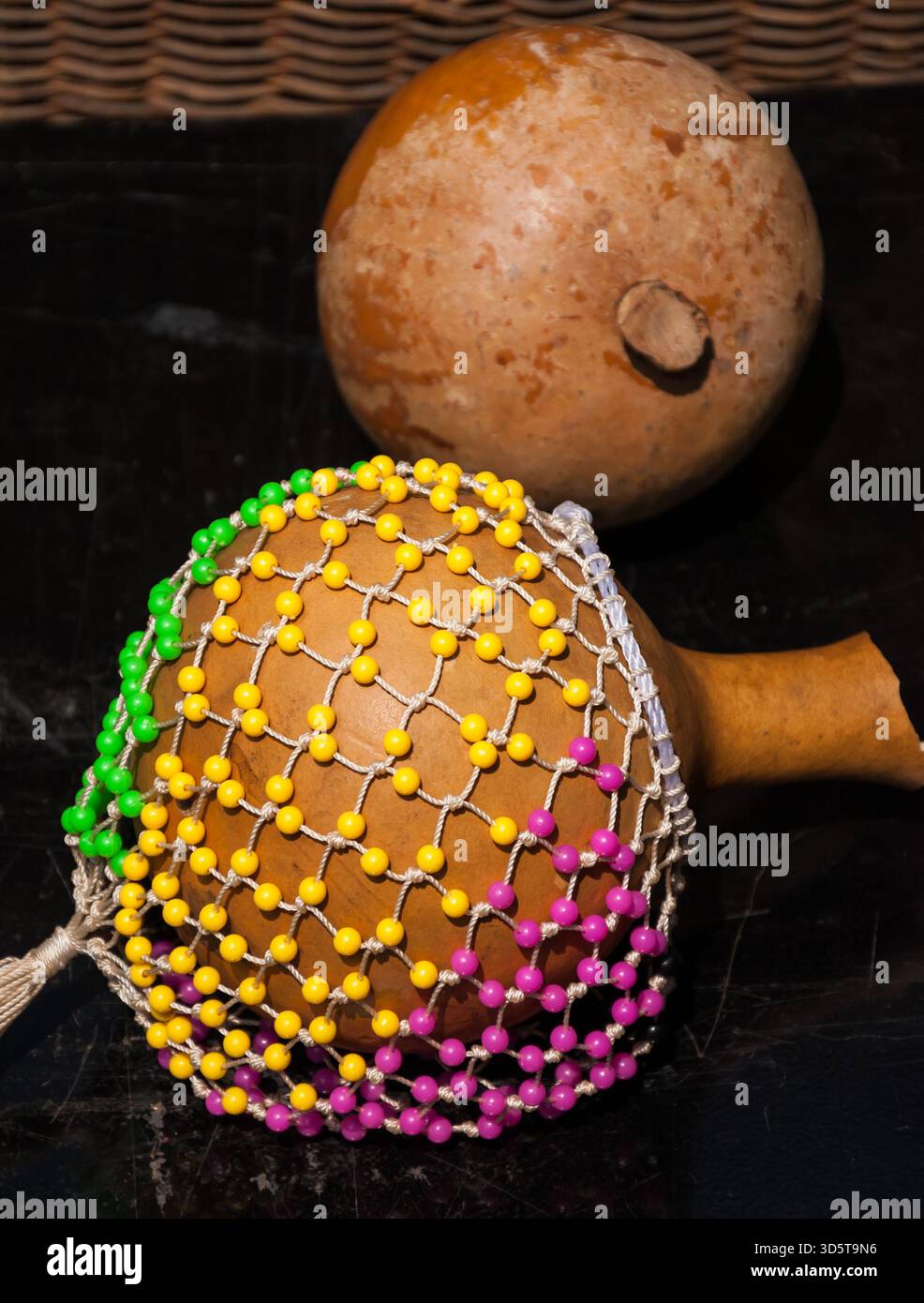 Shekere coloré (hochet de gourde). Banque D'Images